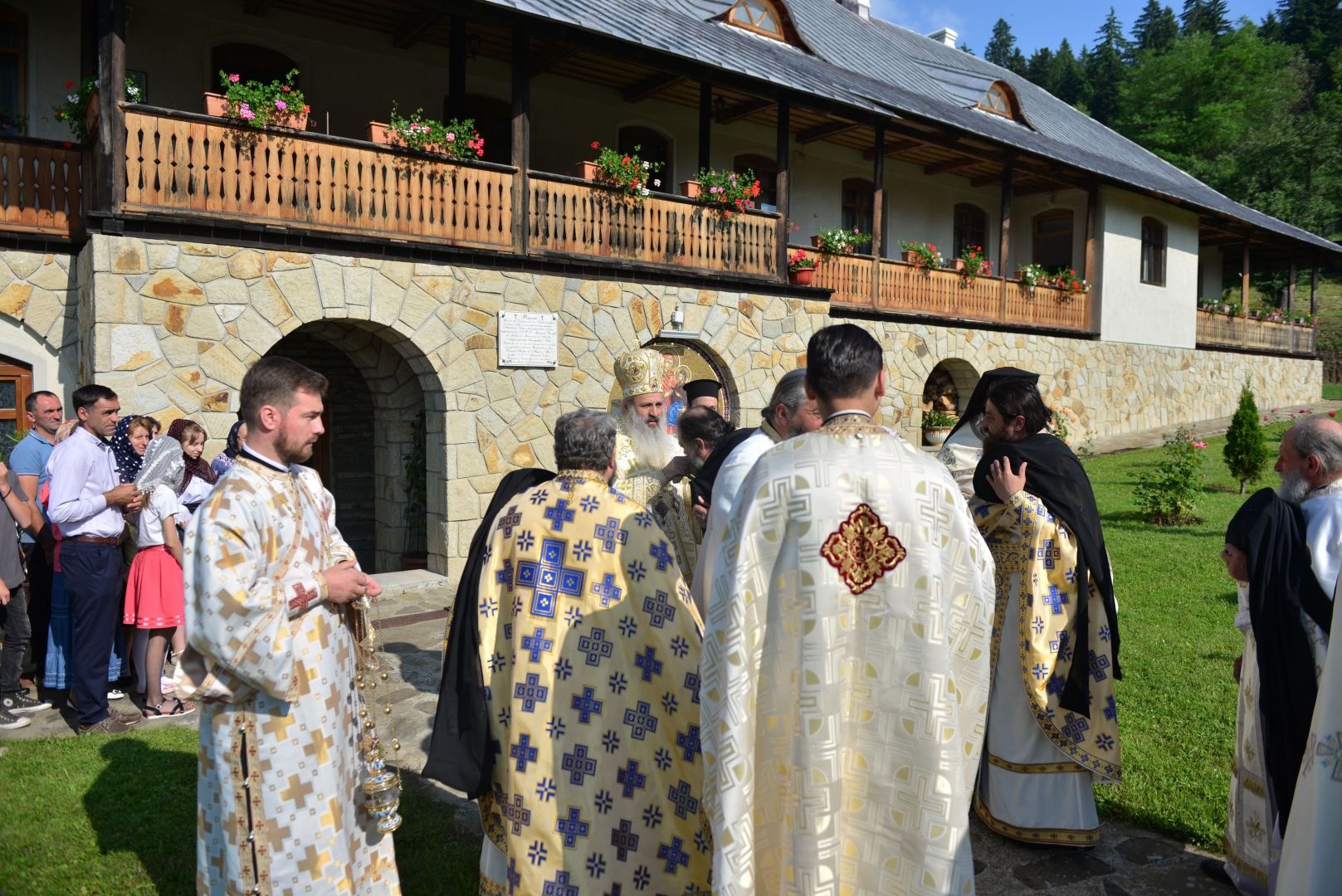 Slujbă arhierească de hramul Mănăstirii Almaș – IPS Teofan: „Să dobândim Raiul veșniciei prin fratele nostru”