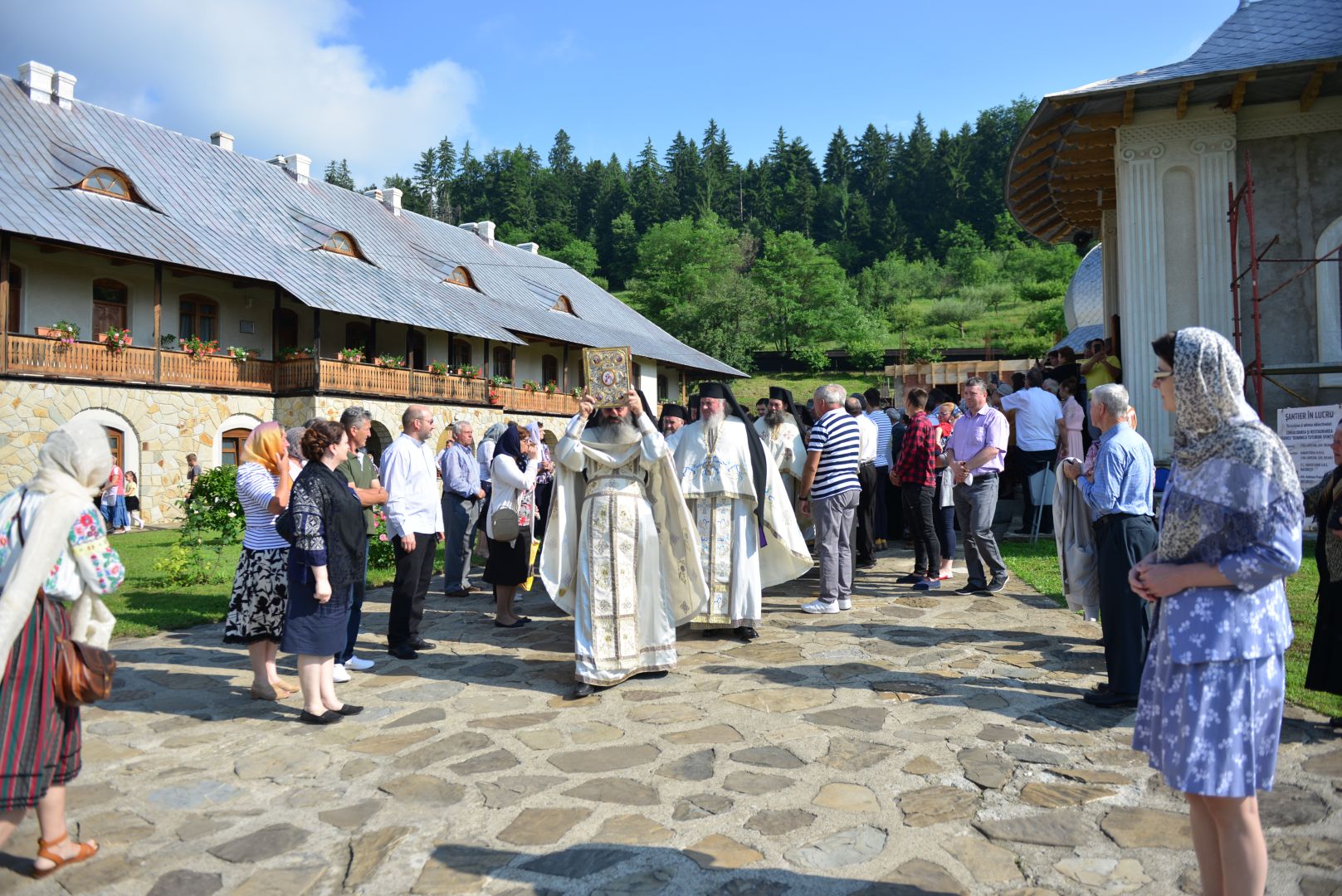 Slujbă arhierească de hramul Mănăstirii Almaș – IPS Teofan: „Să dobândim Raiul veșniciei prin fratele nostru”