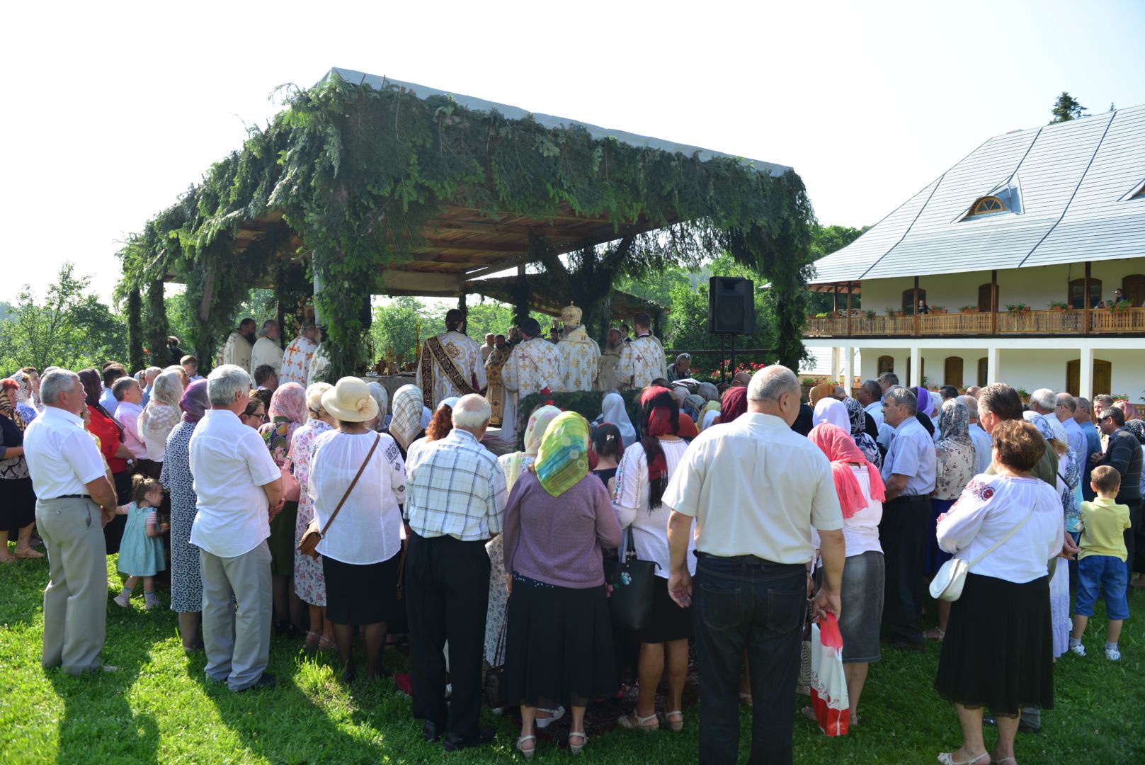 Slujbă arhierească de hramul Mănăstirii Almaș – IPS Teofan: „Să dobândim Raiul veșniciei prin fratele nostru”