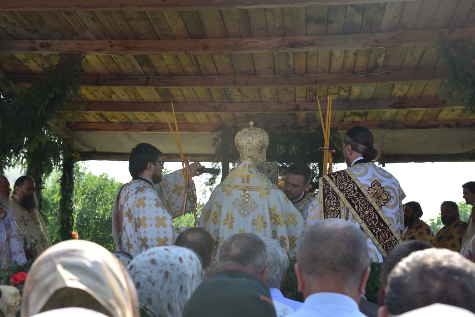 Slujbă arhierească de hramul Mănăstirii Almaș – IPS Teofan: „Să dobândim Raiul veșniciei prin fratele nostru”