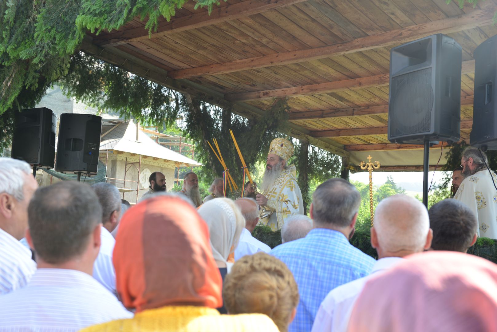 Slujbă arhierească de hramul Mănăstirii Almaș – IPS Teofan: „Să dobândim Raiul veșniciei prin fratele nostru”