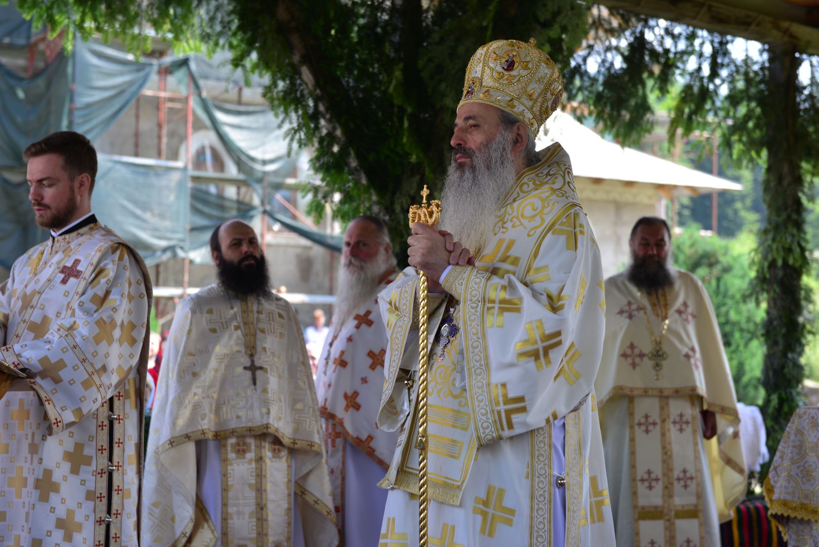 Slujbă arhierească de hramul Mănăstirii Almaș – IPS Teofan: „Să dobândim Raiul veșniciei prin fratele nostru”
