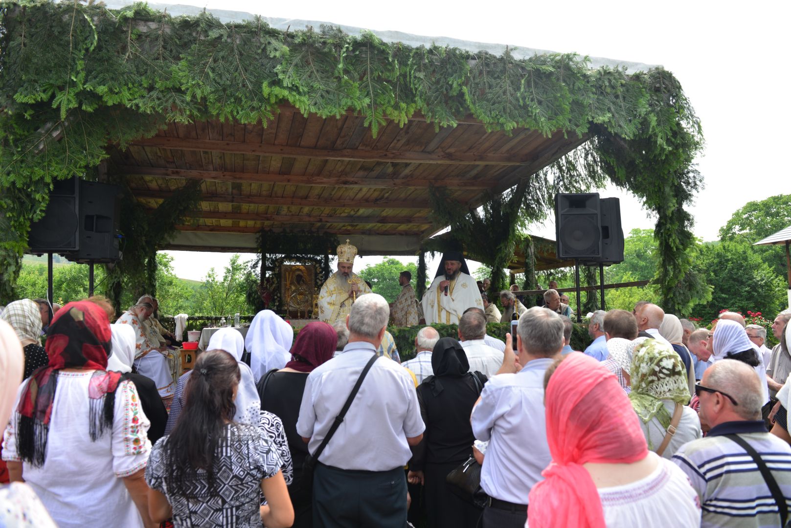 Slujbă arhierească de hramul Mănăstirii Almaș – IPS Teofan: „Să dobândim Raiul veșniciei prin fratele nostru”