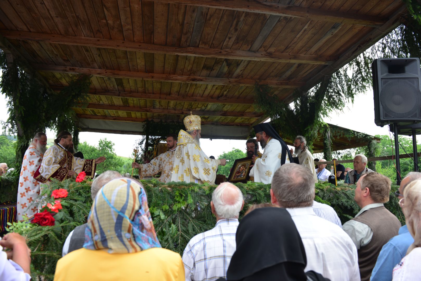 Slujbă arhierească de hramul Mănăstirii Almaș – IPS Teofan: „Să dobândim Raiul veșniciei prin fratele nostru”