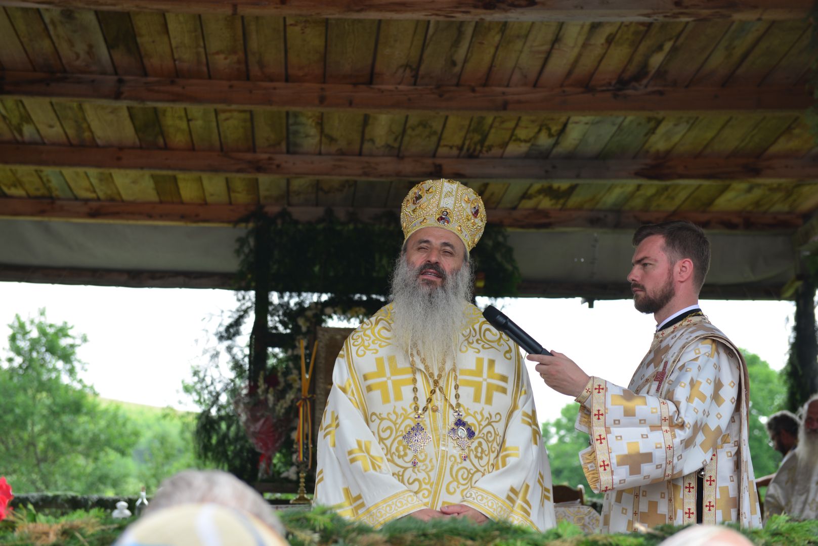 Slujbă arhierească de hramul Mănăstirii Almaș – IPS Teofan: „Să dobândim Raiul veșniciei prin fratele nostru”