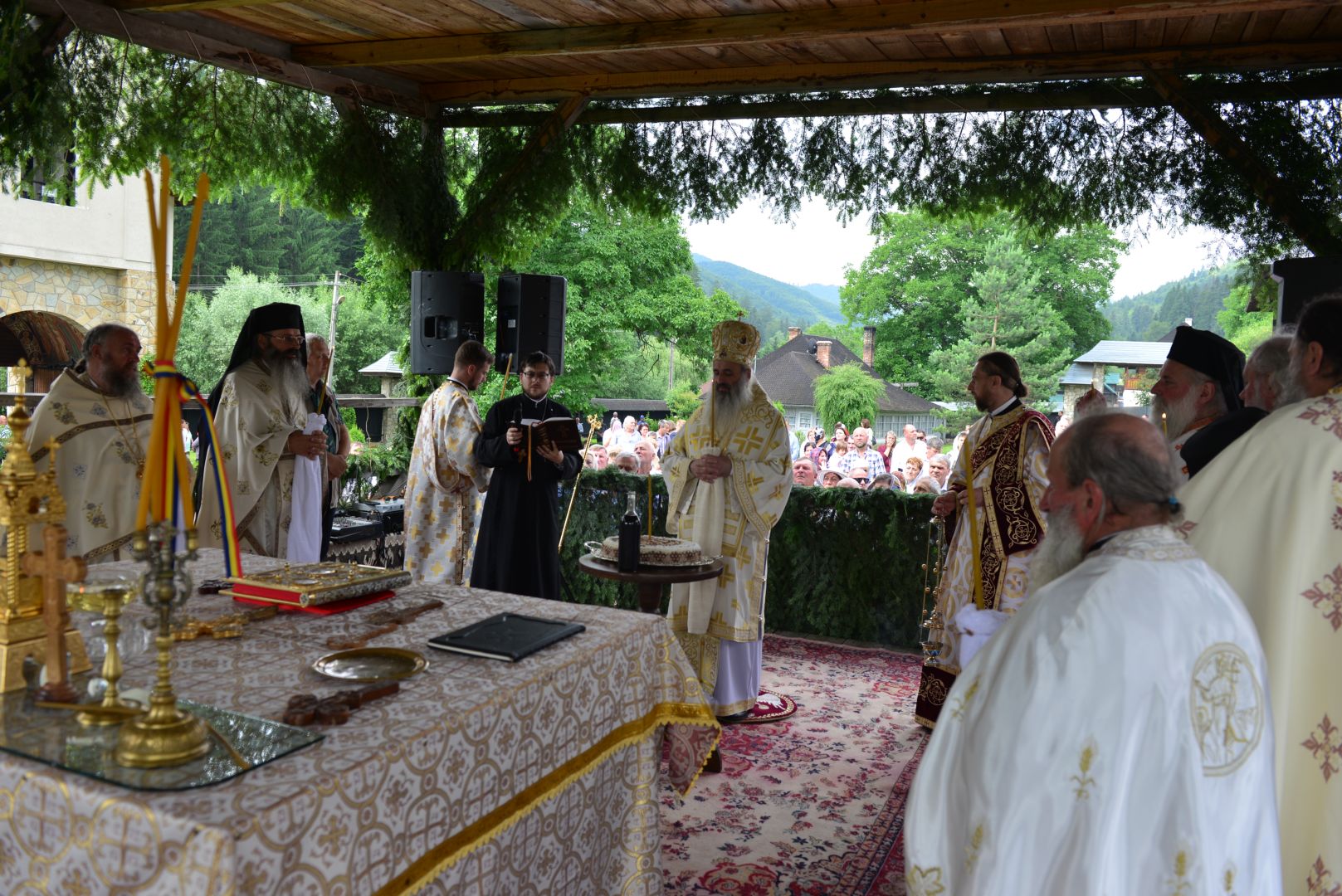 Slujbă arhierească de hramul Mănăstirii Almaș – IPS Teofan: „Să dobândim Raiul veșniciei prin fratele nostru”
