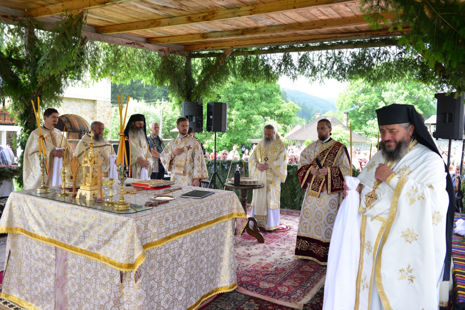 Slujbă arhierească de hramul Mănăstirii Almaș – IPS Teofan: „Să dobândim Raiul veșniciei prin fratele nostru”