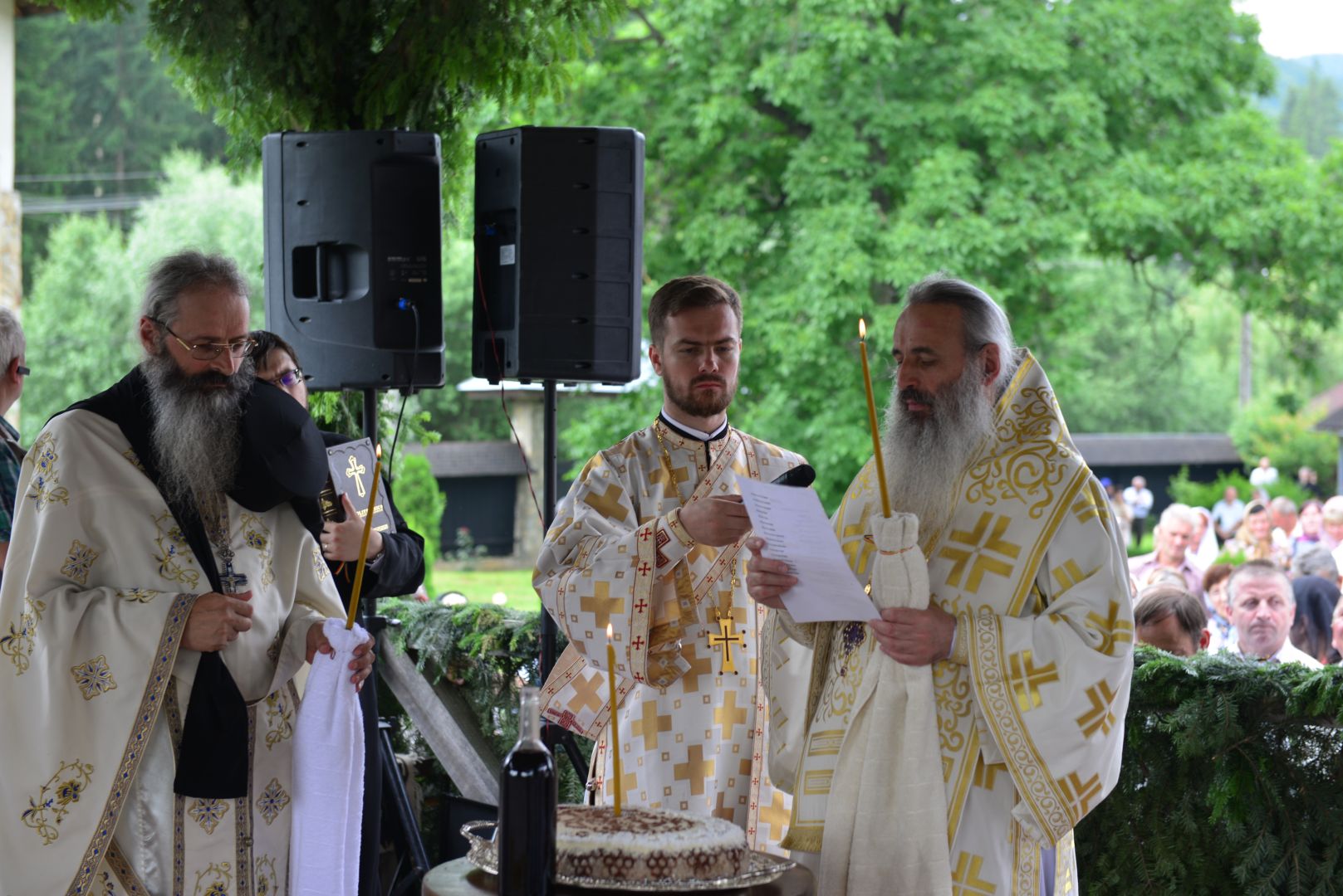 Slujbă arhierească de hramul Mănăstirii Almaș – IPS Teofan: „Să dobândim Raiul veșniciei prin fratele nostru”