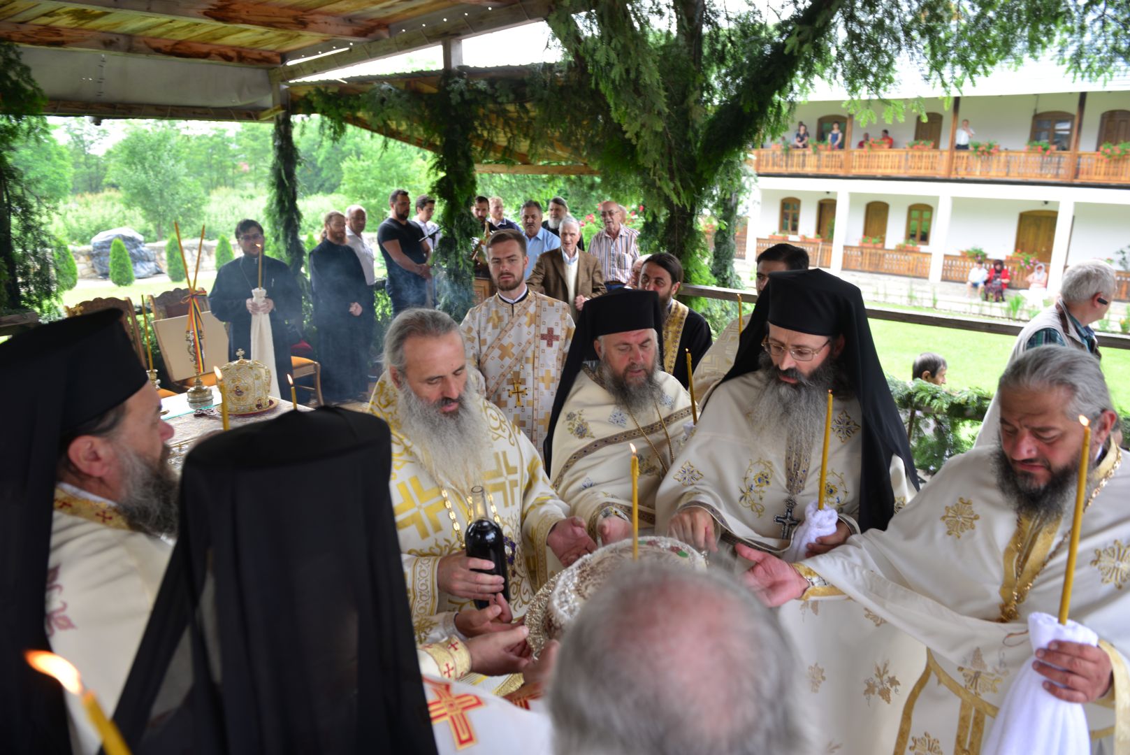 Slujbă arhierească de hramul Mănăstirii Almaș – IPS Teofan: „Să dobândim Raiul veșniciei prin fratele nostru”