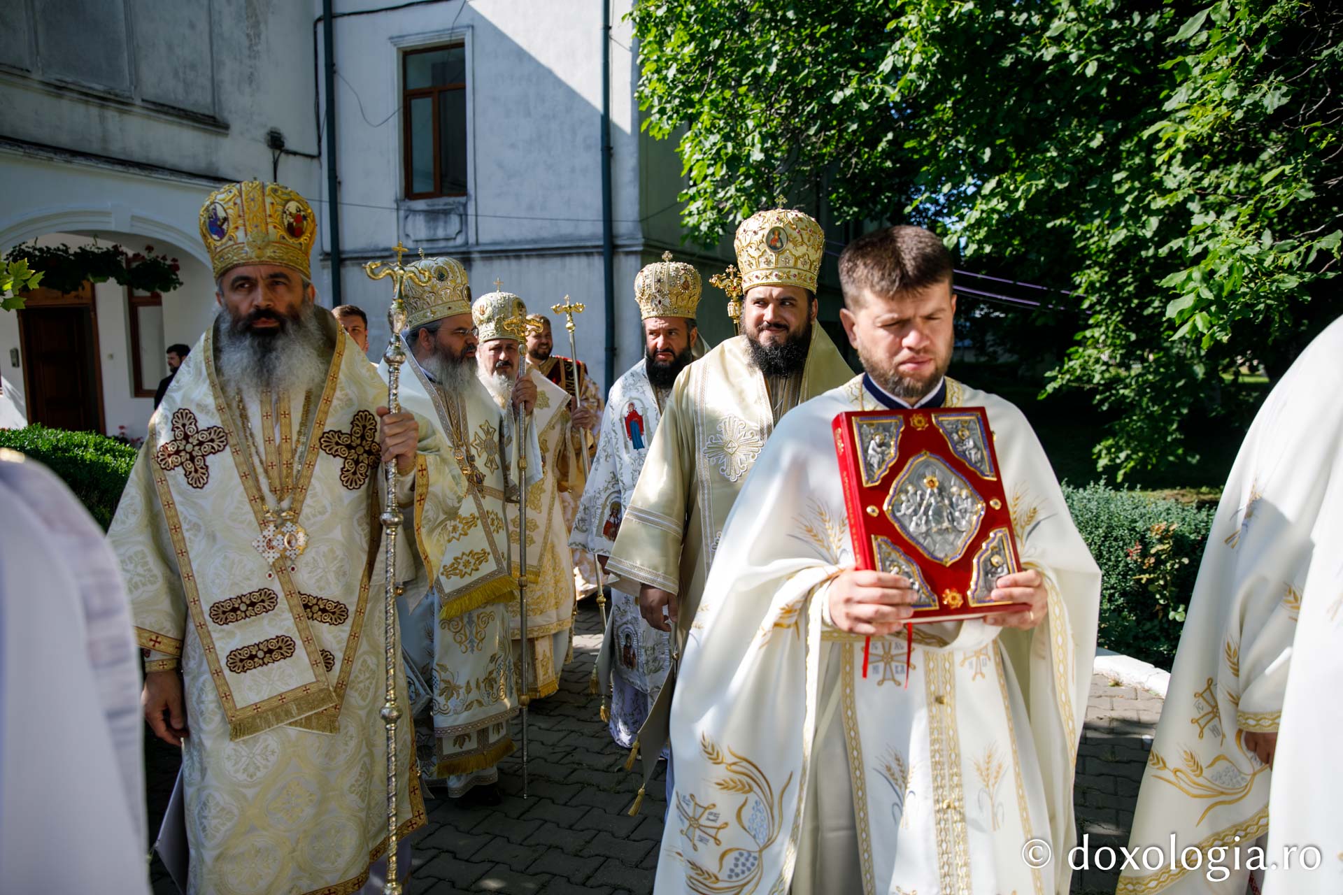 Hramul Catedralei Episcopale din Huşi. PS Ignatie: „Sfântul Petru este paradigma omului plin de efervescenţă, plin de foarte multă fervoare pentru Dumnezeu. Sfântul Pavel este modelul celui care este foarte inteligent, însă are nevoie de evidenţe!&quot;
