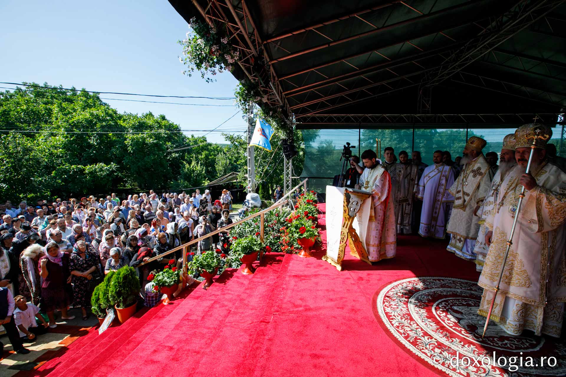 Hramul Catedralei Episcopale din Huşi. PS Ignatie: „Sfântul Petru este paradigma omului plin de efervescenţă, plin de foarte multă fervoare pentru Dumnezeu. Sfântul Pavel este modelul celui care este foarte inteligent, însă are nevoie de evidenţe!&quot;