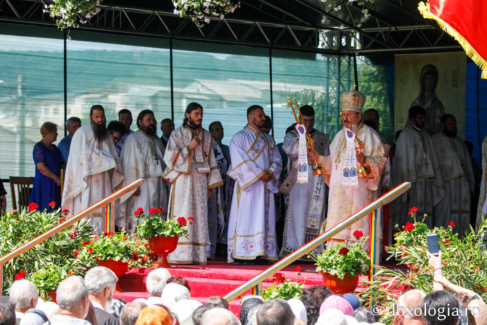 Hramul Catedralei Episcopale din Huşi. PS Ignatie: „Sfântul Petru este paradigma omului plin de efervescenţă, plin de foarte multă fervoare pentru Dumnezeu. Sfântul Pavel este modelul celui care este foarte inteligent, însă are nevoie de evidenţe!&quot;