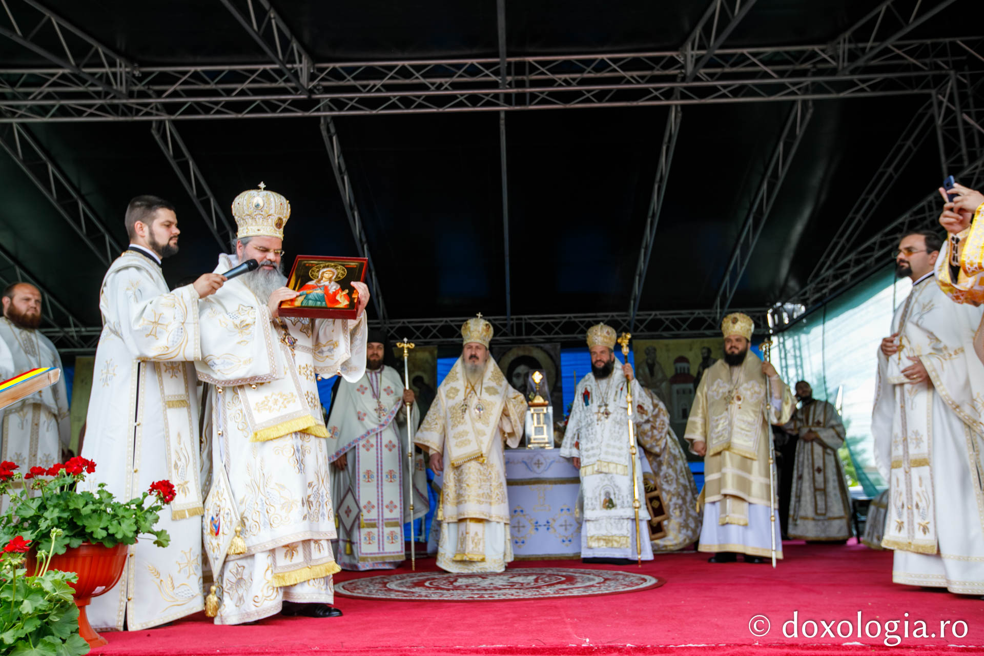 Hramul Catedralei Episcopale din Huşi. PS Ignatie: „Sfântul Petru este paradigma omului plin de efervescenţă, plin de foarte multă fervoare pentru Dumnezeu. Sfântul Pavel este modelul celui care este foarte inteligent, însă are nevoie de evidenţe!&quot;