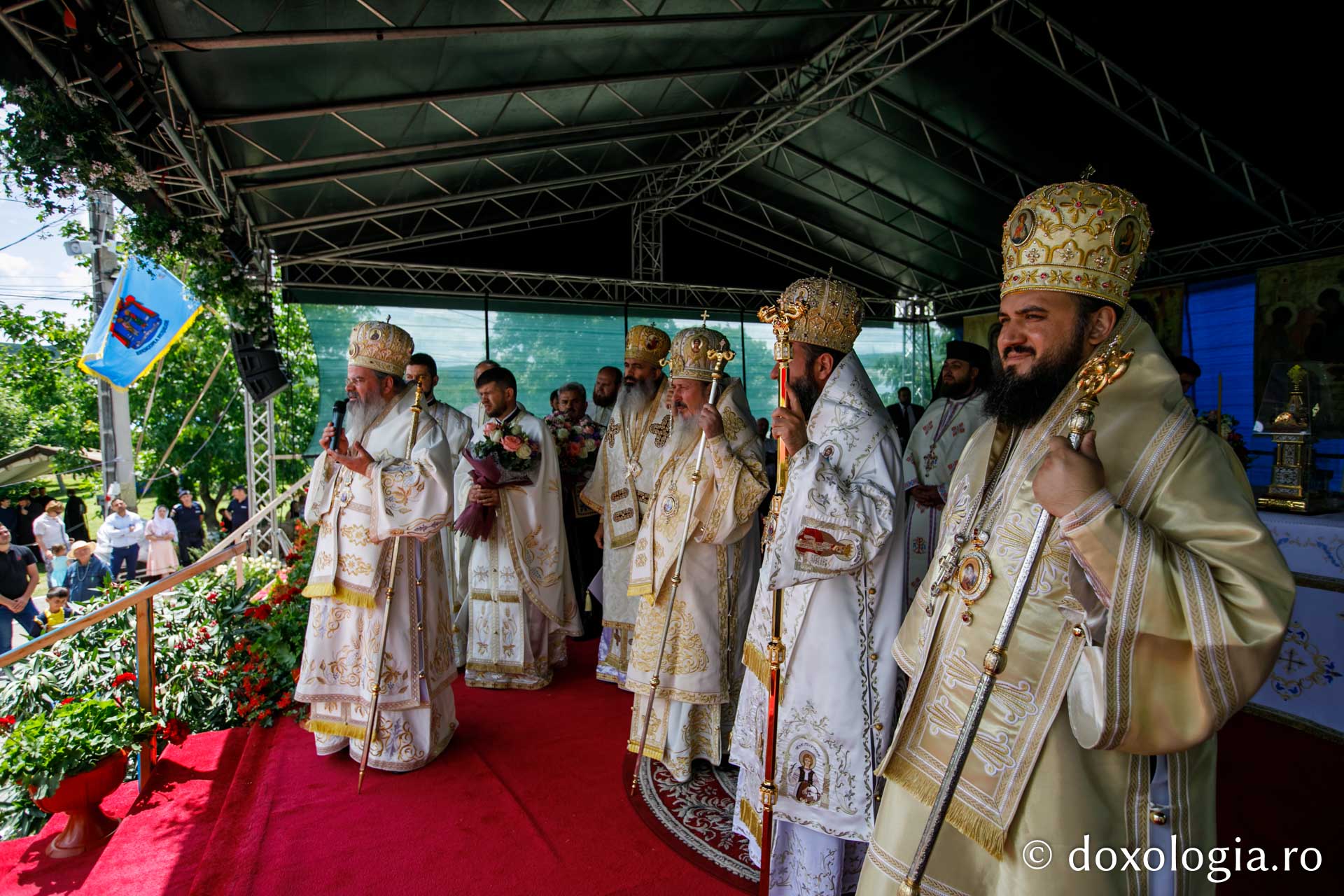 Hramul Catedralei Episcopale din Huşi. PS Ignatie: „Sfântul Petru este paradigma omului plin de efervescenţă, plin de foarte multă fervoare pentru Dumnezeu. Sfântul Pavel este modelul celui care este foarte inteligent, însă are nevoie de evidenţe!&quot;