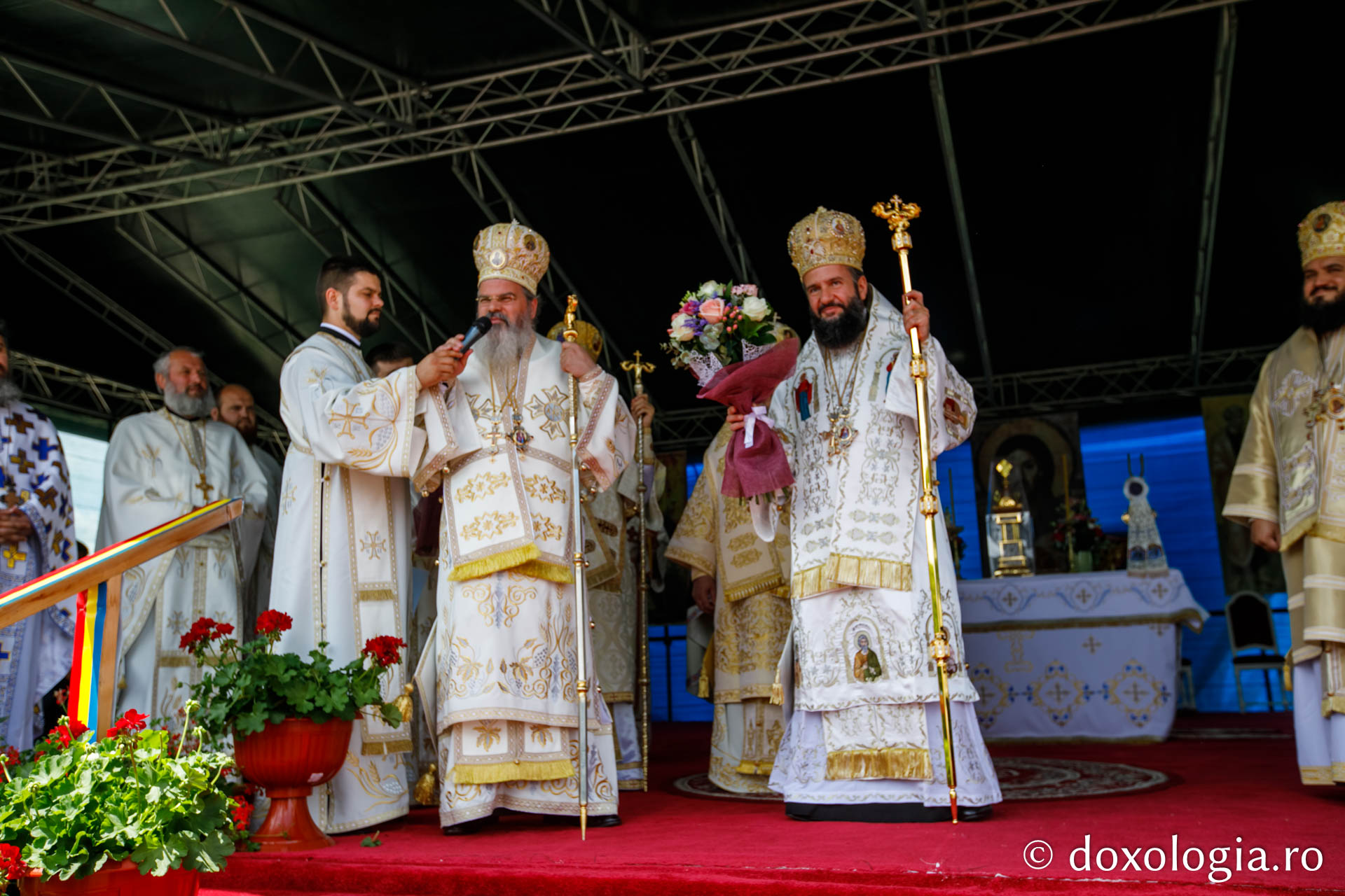 Hramul Catedralei Episcopale din Huşi. PS Ignatie: „Sfântul Petru este paradigma omului plin de efervescenţă, plin de foarte multă fervoare pentru Dumnezeu. Sfântul Pavel este modelul celui care este foarte inteligent, însă are nevoie de evidenţe!&quot;
