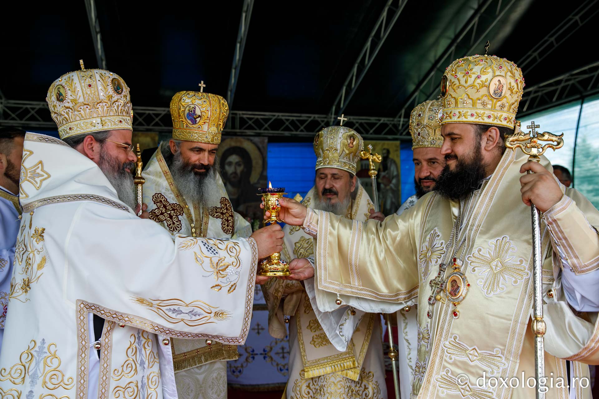 Hramul Catedralei Episcopale din Huşi. PS Ignatie: „Sfântul Petru este paradigma omului plin de efervescenţă, plin de foarte multă fervoare pentru Dumnezeu. Sfântul Pavel este modelul celui care este foarte inteligent, însă are nevoie de evidenţe!&quot;