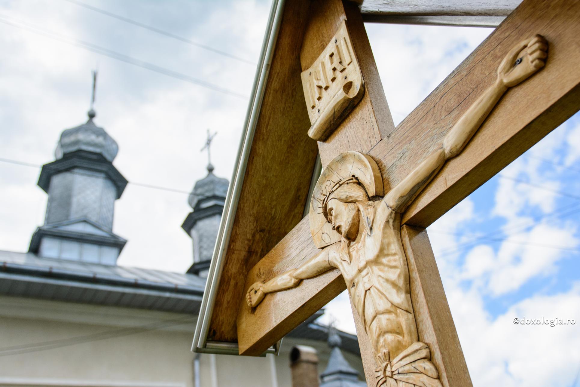 cruce sculptată din lemn