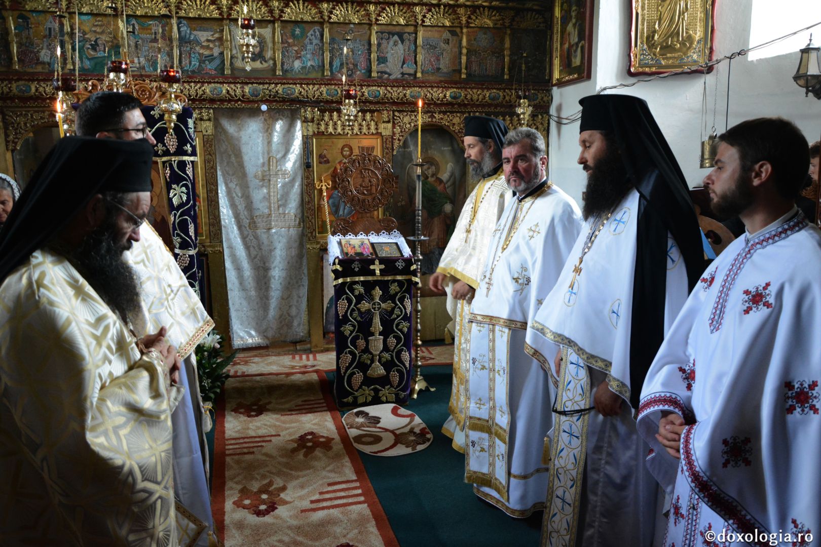 Părintele Mitropolit Teofan la hramul Mănăstirii Lacuri: „Ca o prelungire a Sfinților Apostoli Petru și Pavel, viața noastră cuprine momente de înălțime duhovnicească”