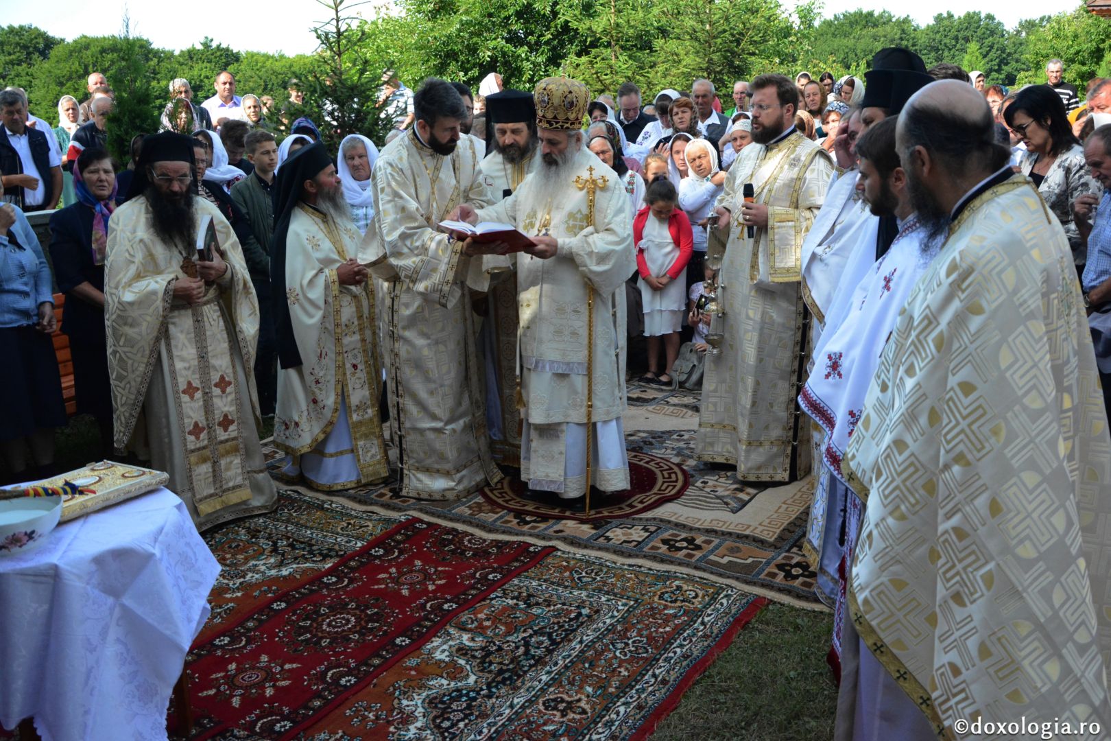 Părintele Mitropolit Teofan la hramul Mănăstirii Lacuri: „Ca o prelungire a Sfinților Apostoli Petru și Pavel, viața noastră cuprine momente de înălțime duhovnicească”