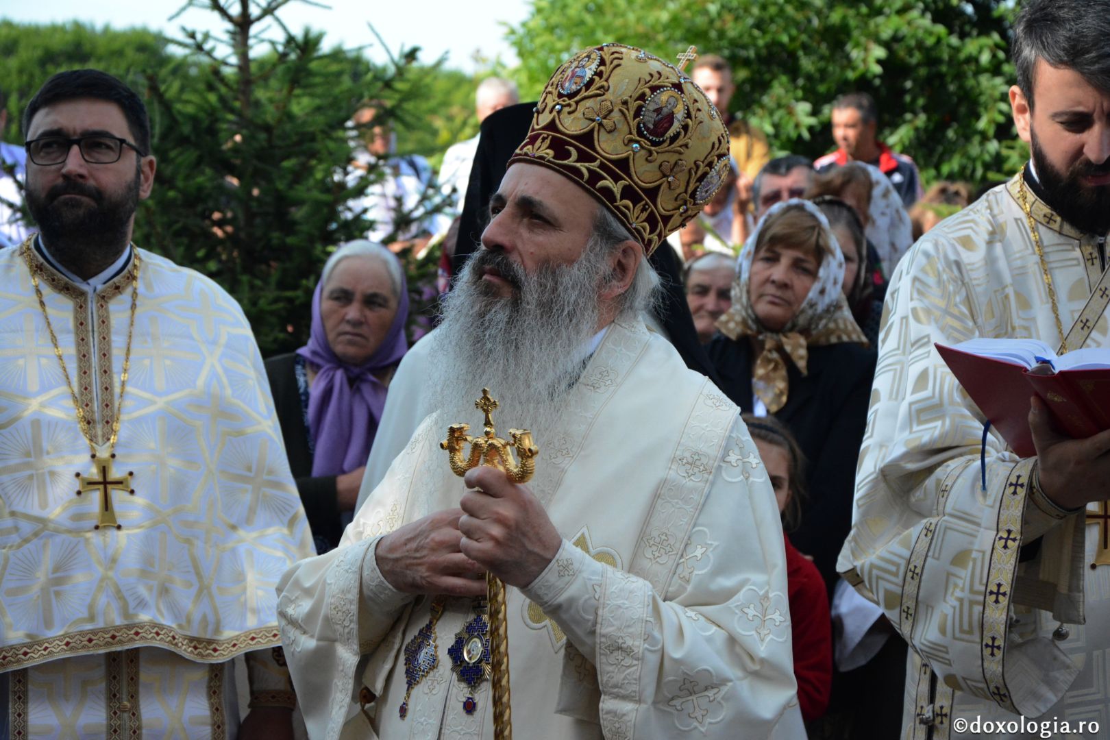 Părintele Mitropolit Teofan la hramul Mănăstirii Lacuri: „Ca o prelungire a Sfinților Apostoli Petru și Pavel, viața noastră cuprine momente de înălțime duhovnicească”