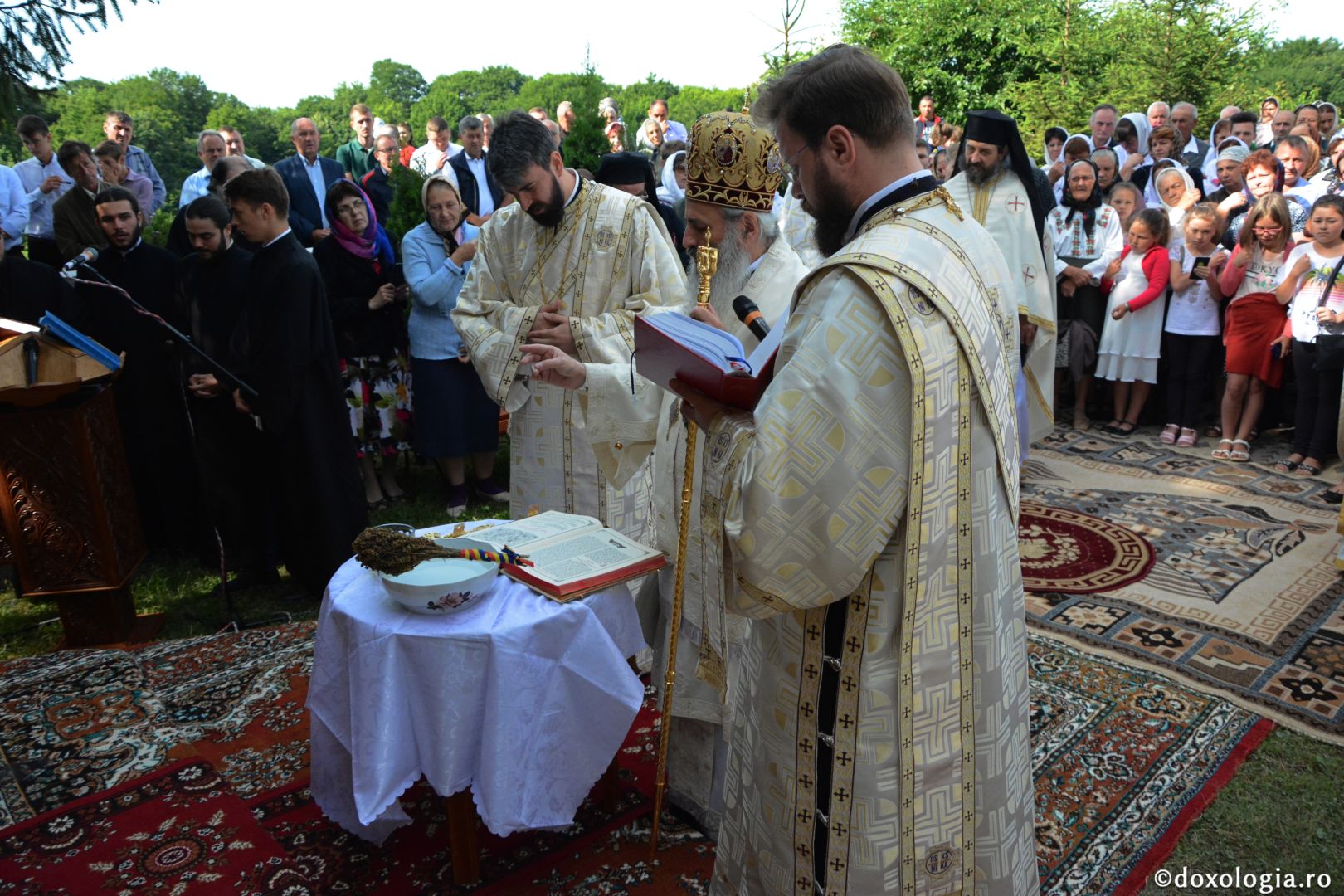 Părintele Mitropolit Teofan la hramul Mănăstirii Lacuri: „Ca o prelungire a Sfinților Apostoli Petru și Pavel, viața noastră cuprine momente de înălțime duhovnicească”