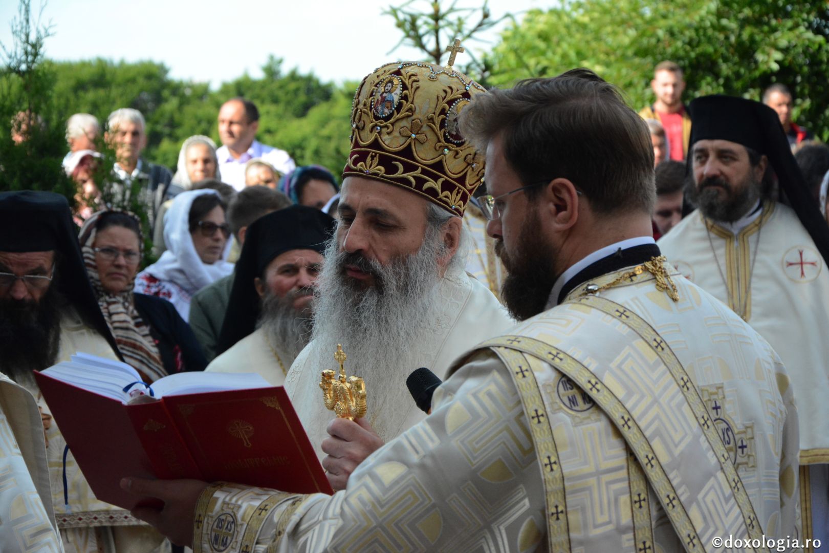 Părintele Mitropolit Teofan la hramul Mănăstirii Lacuri: „Ca o prelungire a Sfinților Apostoli Petru și Pavel, viața noastră cuprine momente de înălțime duhovnicească”