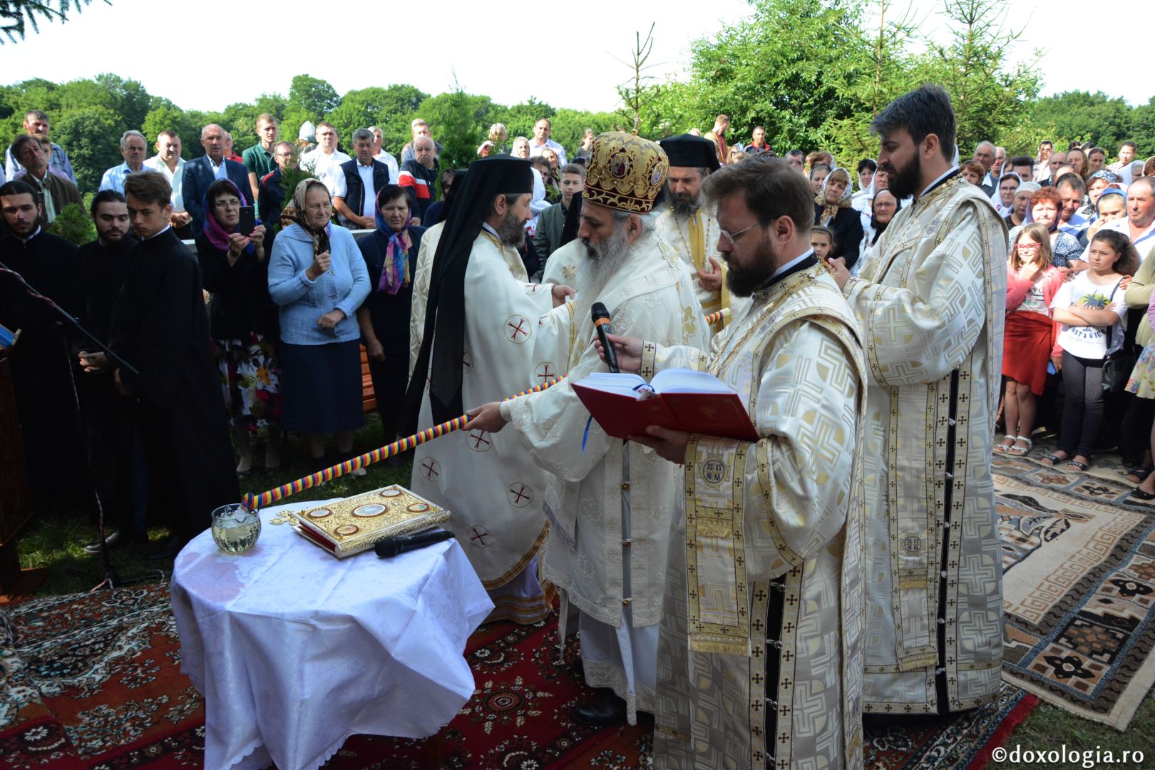 Părintele Mitropolit Teofan la hramul Mănăstirii Lacuri: „Ca o prelungire a Sfinților Apostoli Petru și Pavel, viața noastră cuprine momente de înălțime duhovnicească”