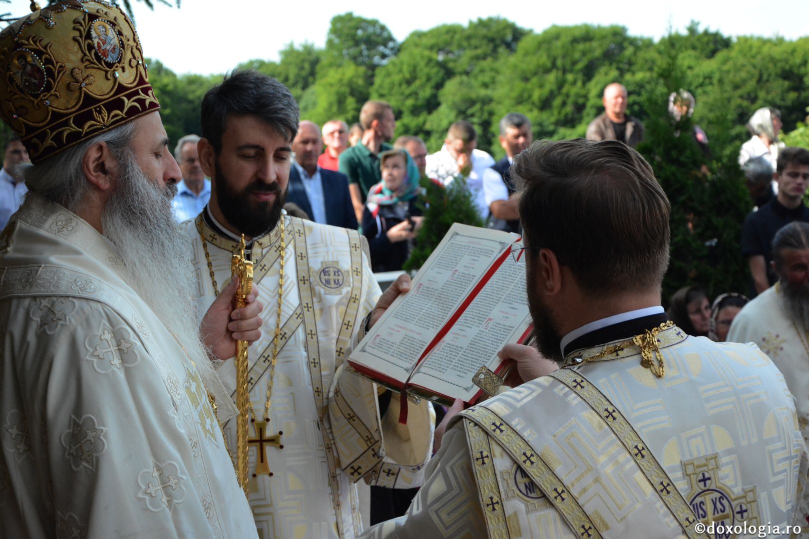 Părintele Mitropolit Teofan la hramul Mănăstirii Lacuri: „Ca o prelungire a Sfinților Apostoli Petru și Pavel, viața noastră cuprine momente de înălțime duhovnicească”