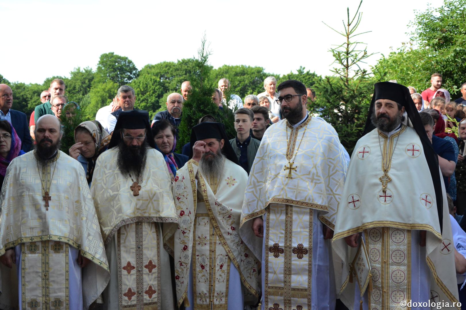 Părintele Mitropolit Teofan la hramul Mănăstirii Lacuri: „Ca o prelungire a Sfinților Apostoli Petru și Pavel, viața noastră cuprine momente de înălțime duhovnicească”