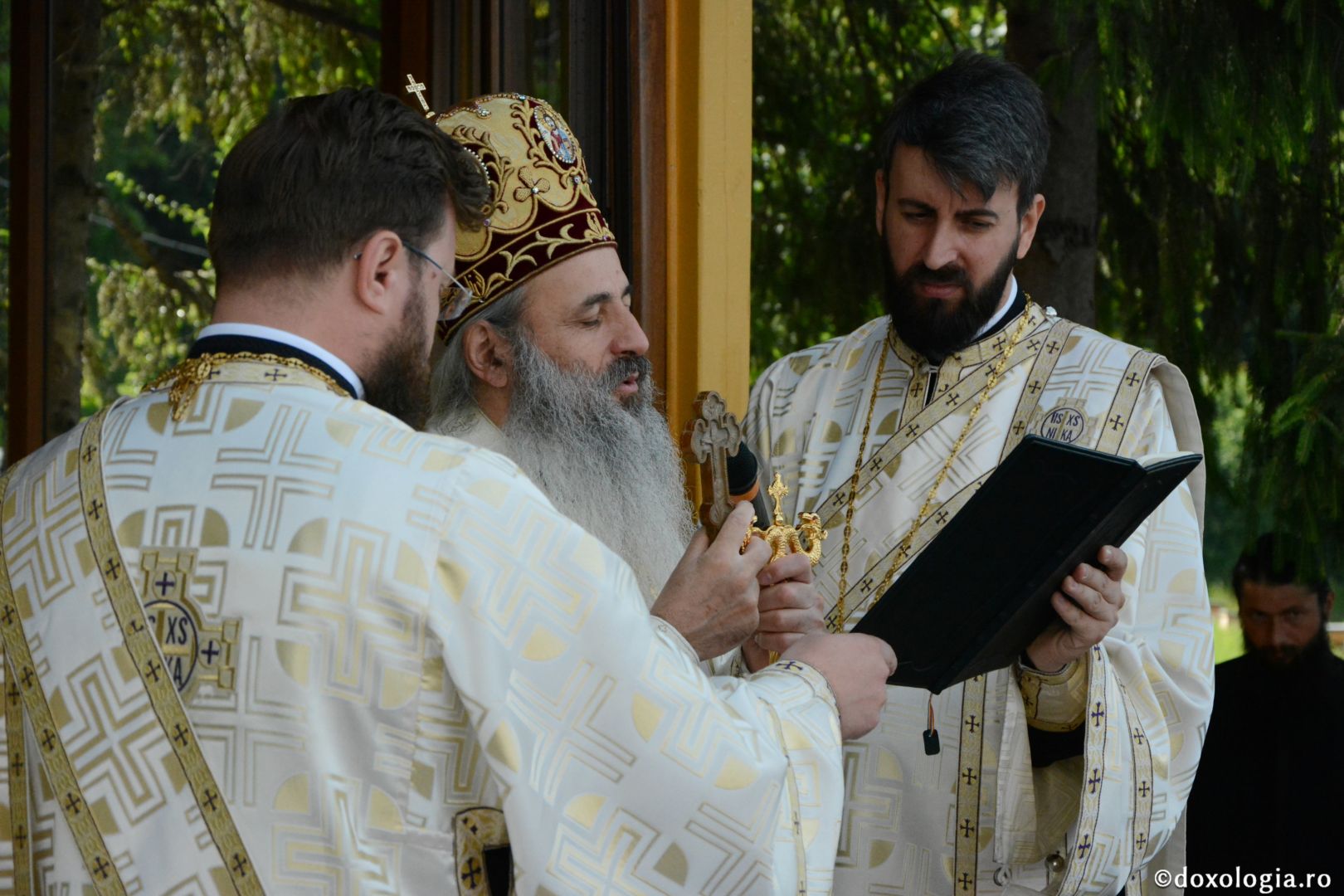 Părintele Mitropolit Teofan la hramul Mănăstirii Lacuri: „Ca o prelungire a Sfinților Apostoli Petru și Pavel, viața noastră cuprine momente de înălțime duhovnicească”