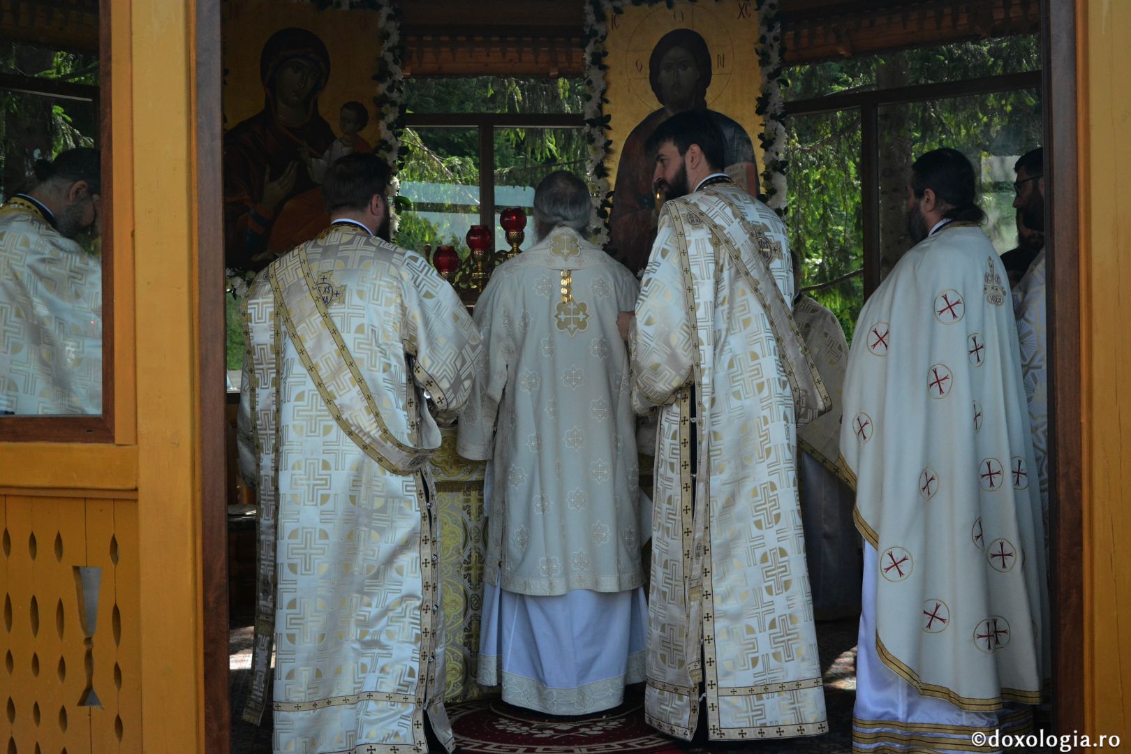 Părintele Mitropolit Teofan la hramul Mănăstirii Lacuri: „Ca o prelungire a Sfinților Apostoli Petru și Pavel, viața noastră cuprine momente de înălțime duhovnicească”