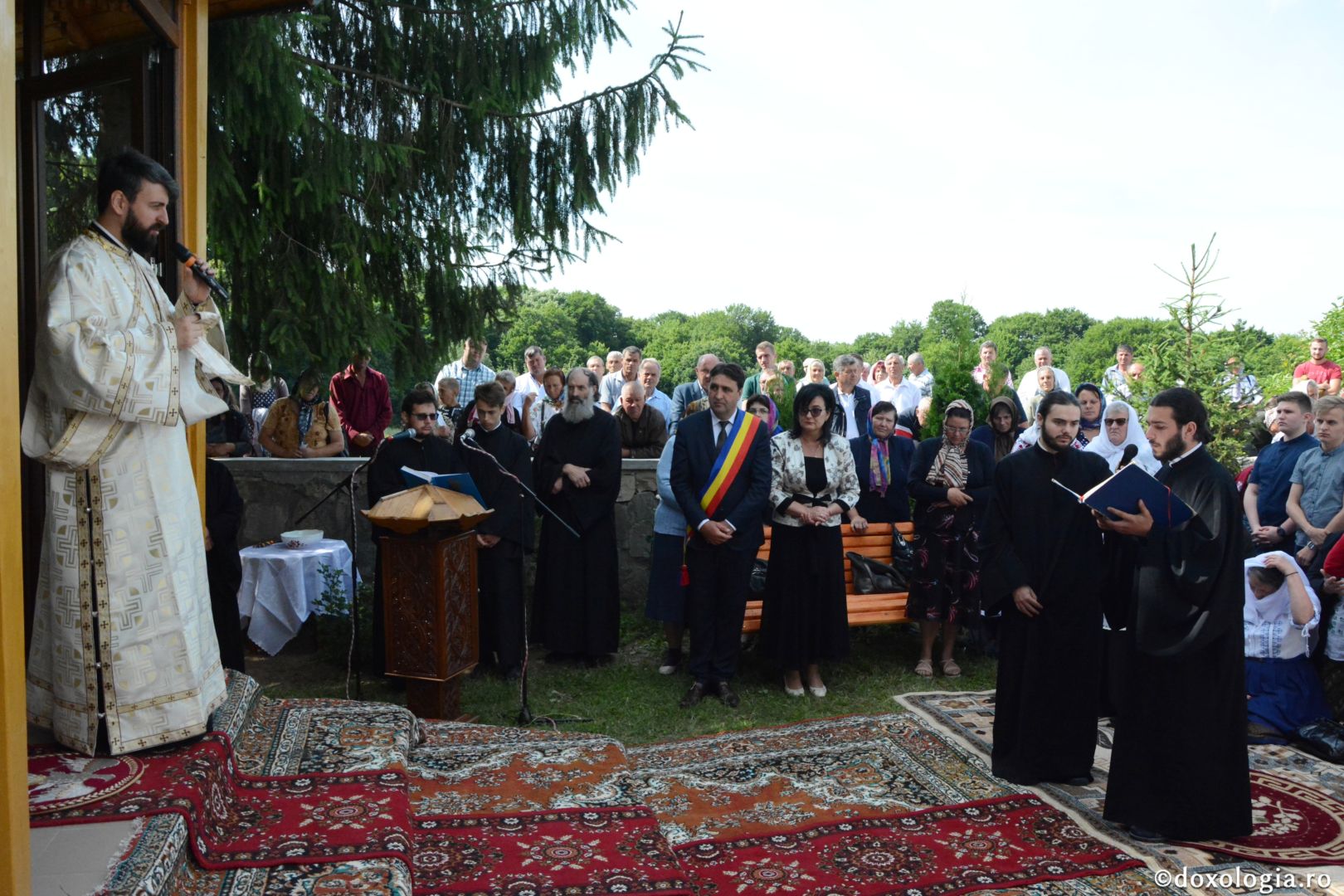 Părintele Mitropolit Teofan la hramul Mănăstirii Lacuri: „Ca o prelungire a Sfinților Apostoli Petru și Pavel, viața noastră cuprine momente de înălțime duhovnicească”