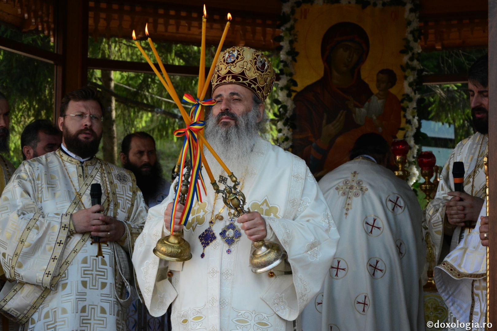 Părintele Mitropolit Teofan la hramul Mănăstirii Lacuri: „Ca o prelungire a Sfinților Apostoli Petru și Pavel, viața noastră cuprine momente de înălțime duhovnicească”