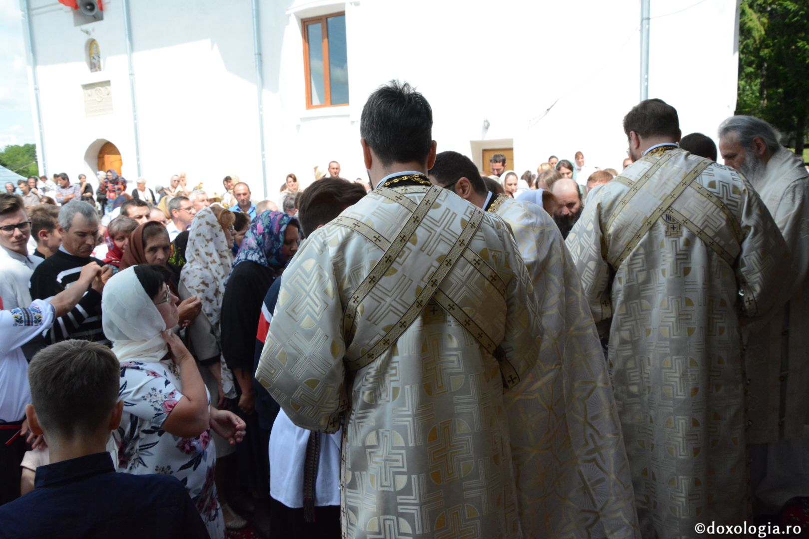 Părintele Mitropolit Teofan la hramul Mănăstirii Lacuri: „Ca o prelungire a Sfinților Apostoli Petru și Pavel, viața noastră cuprine momente de înălțime duhovnicească”