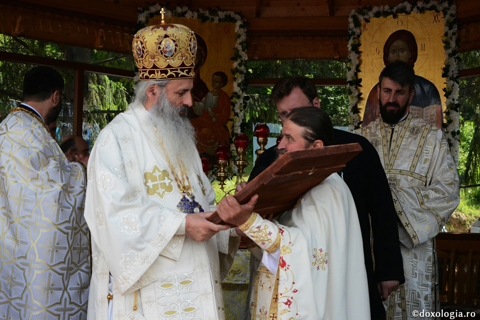 Părintele Mitropolit Teofan la hramul Mănăstirii Lacuri: „Ca o prelungire a Sfinților Apostoli Petru și Pavel, viața noastră cuprine momente de înălțime duhovnicească”