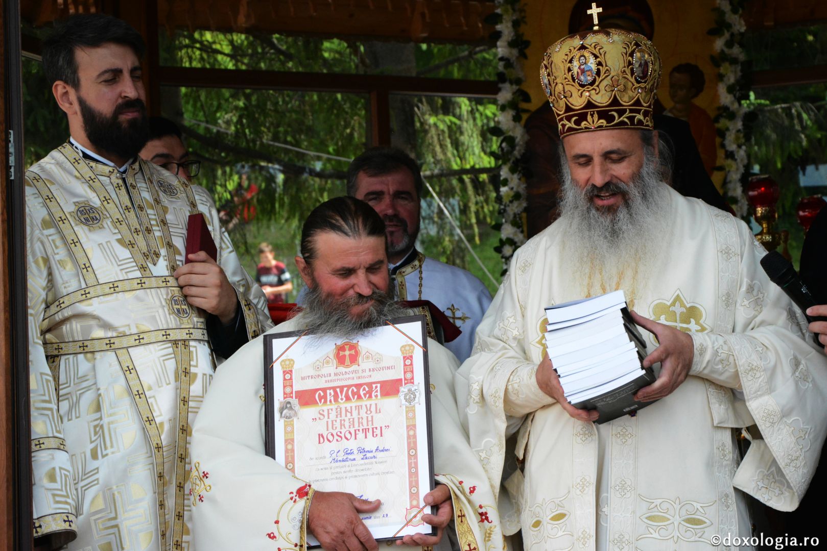 Părintele Mitropolit Teofan la hramul Mănăstirii Lacuri: „Ca o prelungire a Sfinților Apostoli Petru și Pavel, viața noastră cuprine momente de înălțime duhovnicească”