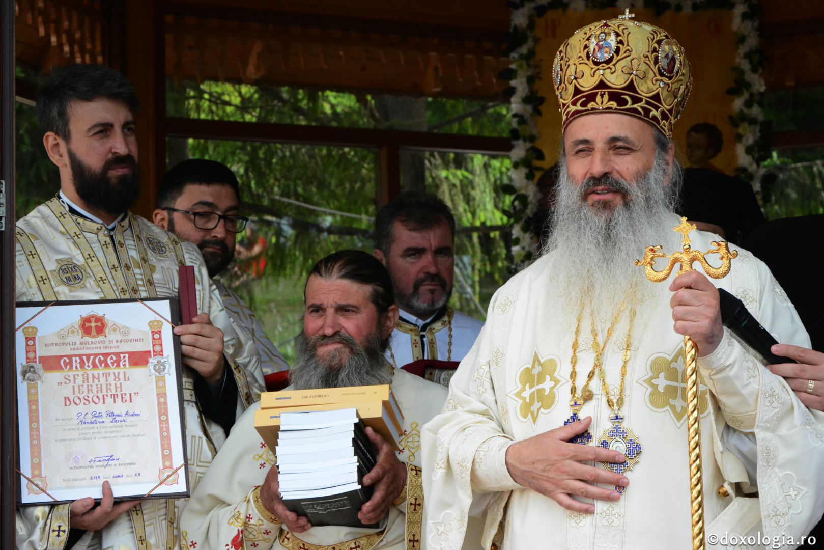 Părintele Mitropolit Teofan la hramul Mănăstirii Lacuri: „Ca o prelungire a Sfinților Apostoli Petru și Pavel, viața noastră cuprine momente de înălțime duhovnicească”