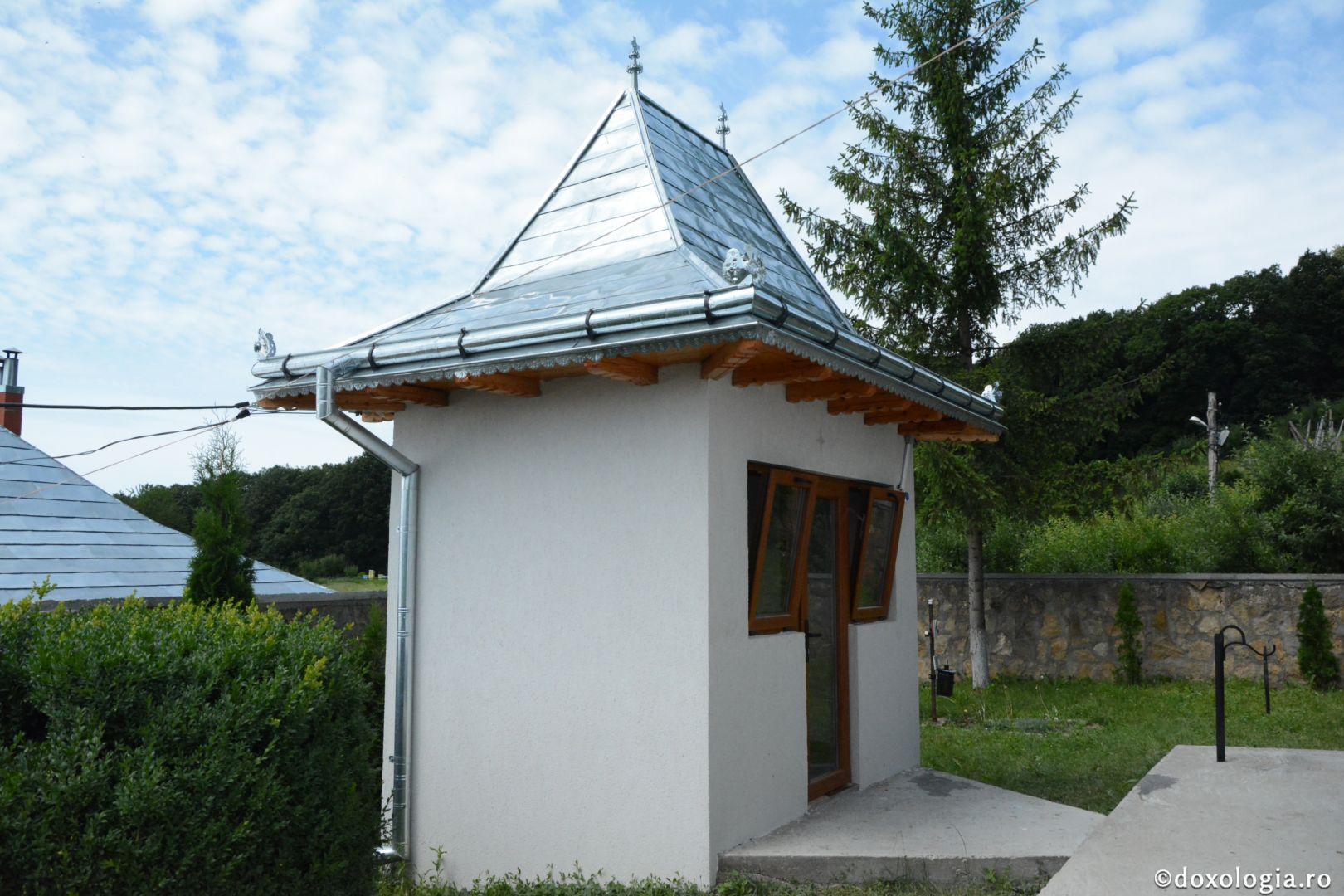 Părintele Mitropolit Teofan la hramul Mănăstirii Lacuri: „Ca o prelungire a Sfinților Apostoli Petru și Pavel, viața noastră cuprine momente de înălțime duhovnicească”