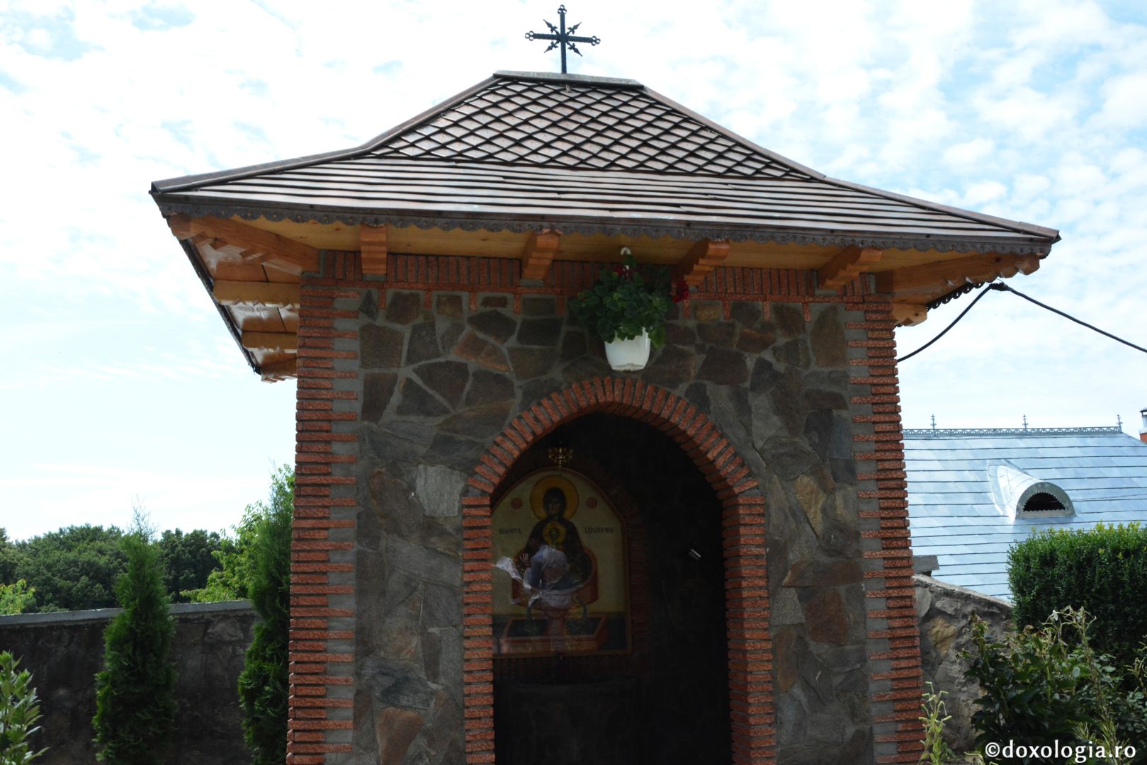 Părintele Mitropolit Teofan la hramul Mănăstirii Lacuri: „Ca o prelungire a Sfinților Apostoli Petru și Pavel, viața noastră cuprine momente de înălțime duhovnicească”