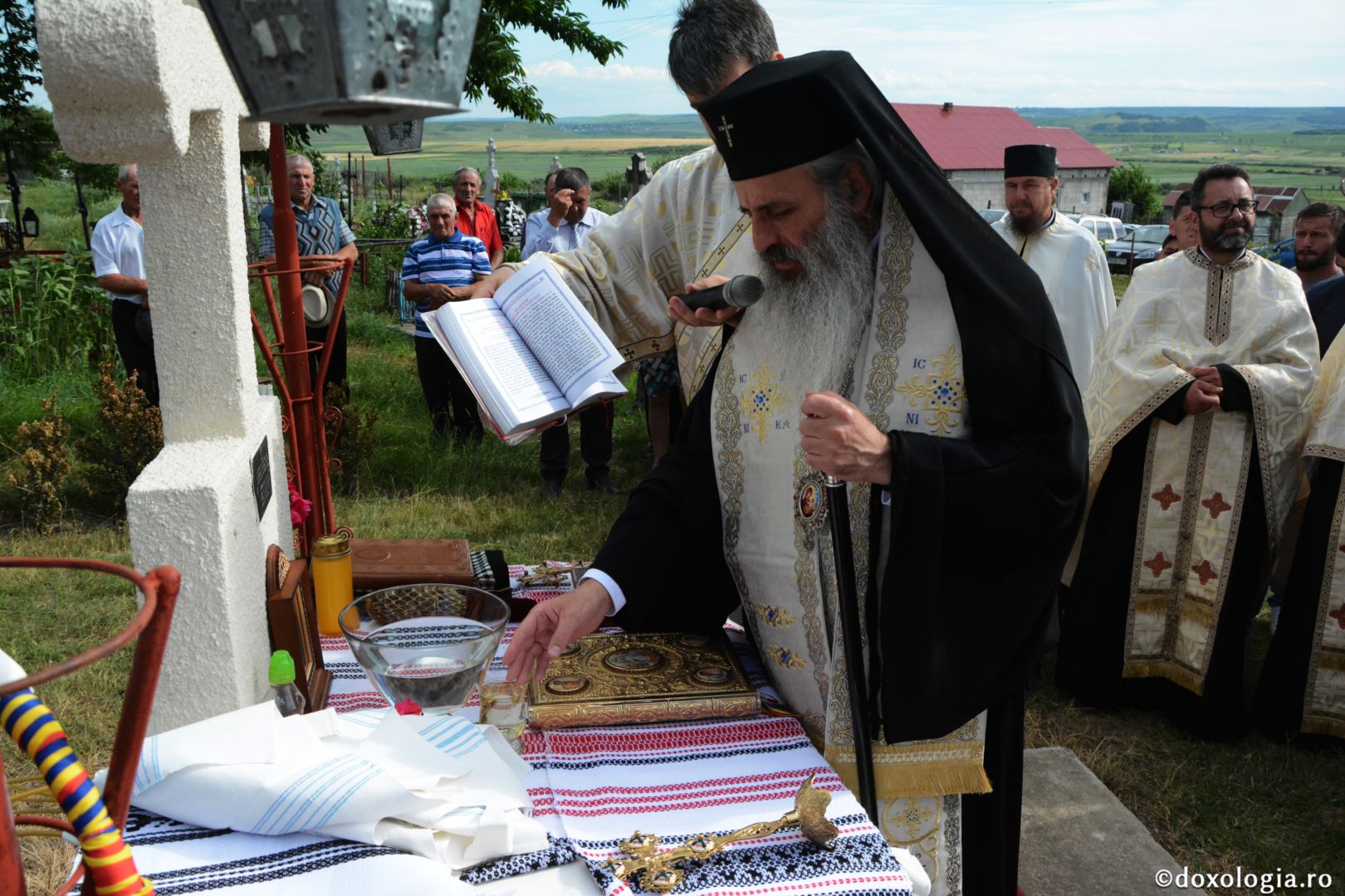 Părintele Mitropolit Teofan la hramul Mănăstirii Lacuri: „Ca o prelungire a Sfinților Apostoli Petru și Pavel, viața noastră cuprine momente de înălțime duhovnicească”