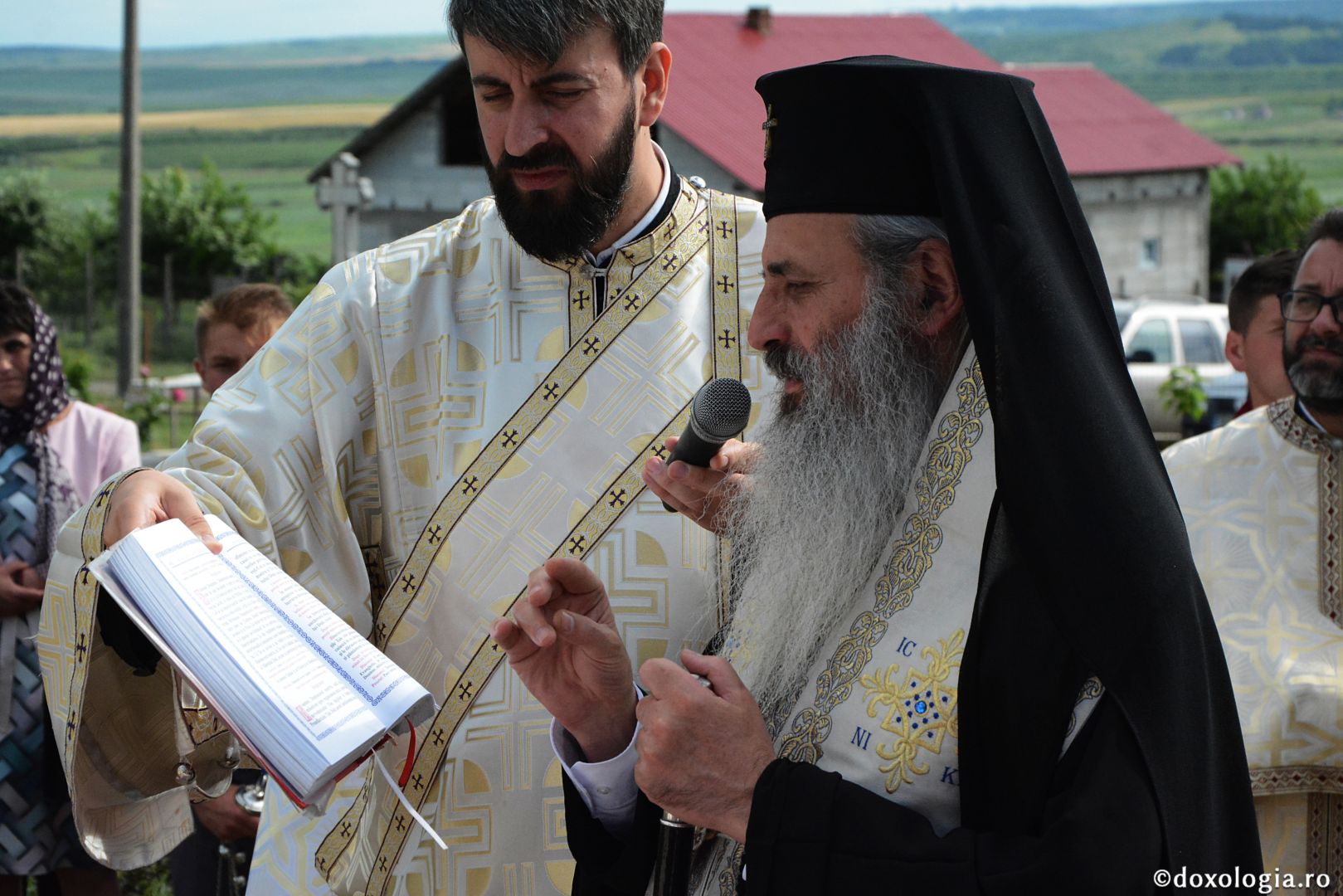 Părintele Mitropolit Teofan la hramul Mănăstirii Lacuri: „Ca o prelungire a Sfinților Apostoli Petru și Pavel, viața noastră cuprine momente de înălțime duhovnicească”