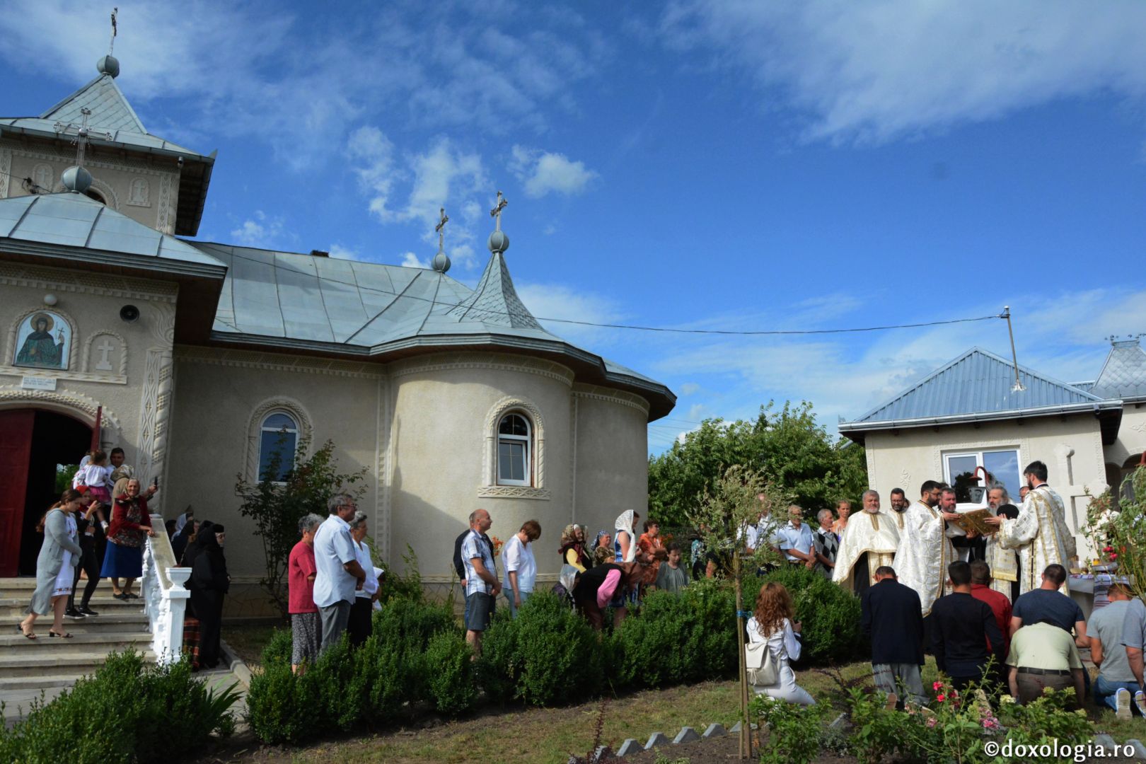 Părintele Mitropolit Teofan la hramul Mănăstirii Lacuri: „Ca o prelungire a Sfinților Apostoli Petru și Pavel, viața noastră cuprine momente de înălțime duhovnicească”