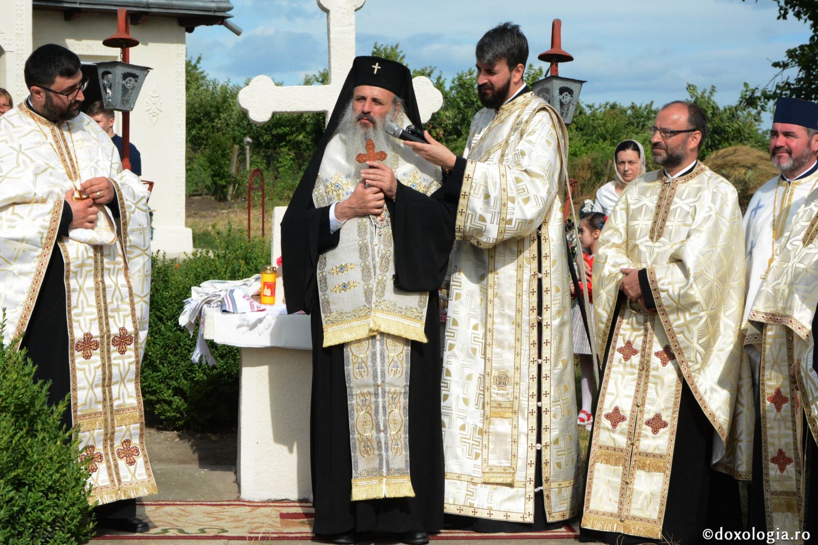 Părintele Mitropolit Teofan la hramul Mănăstirii Lacuri: „Ca o prelungire a Sfinților Apostoli Petru și Pavel, viața noastră cuprine momente de înălțime duhovnicească”