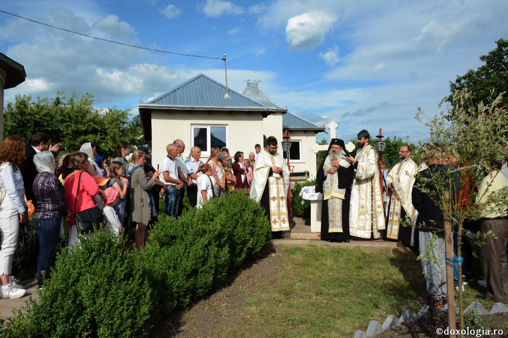 Părintele Mitropolit Teofan la hramul Mănăstirii Lacuri: „Ca o prelungire a Sfinților Apostoli Petru și Pavel, viața noastră cuprine momente de înălțime duhovnicească”