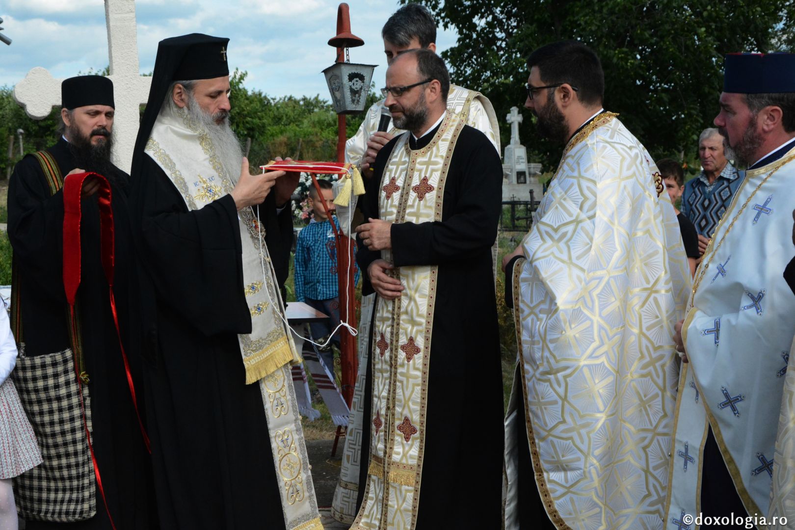 Părintele Mitropolit Teofan la hramul Mănăstirii Lacuri: „Ca o prelungire a Sfinților Apostoli Petru și Pavel, viața noastră cuprine momente de înălțime duhovnicească”