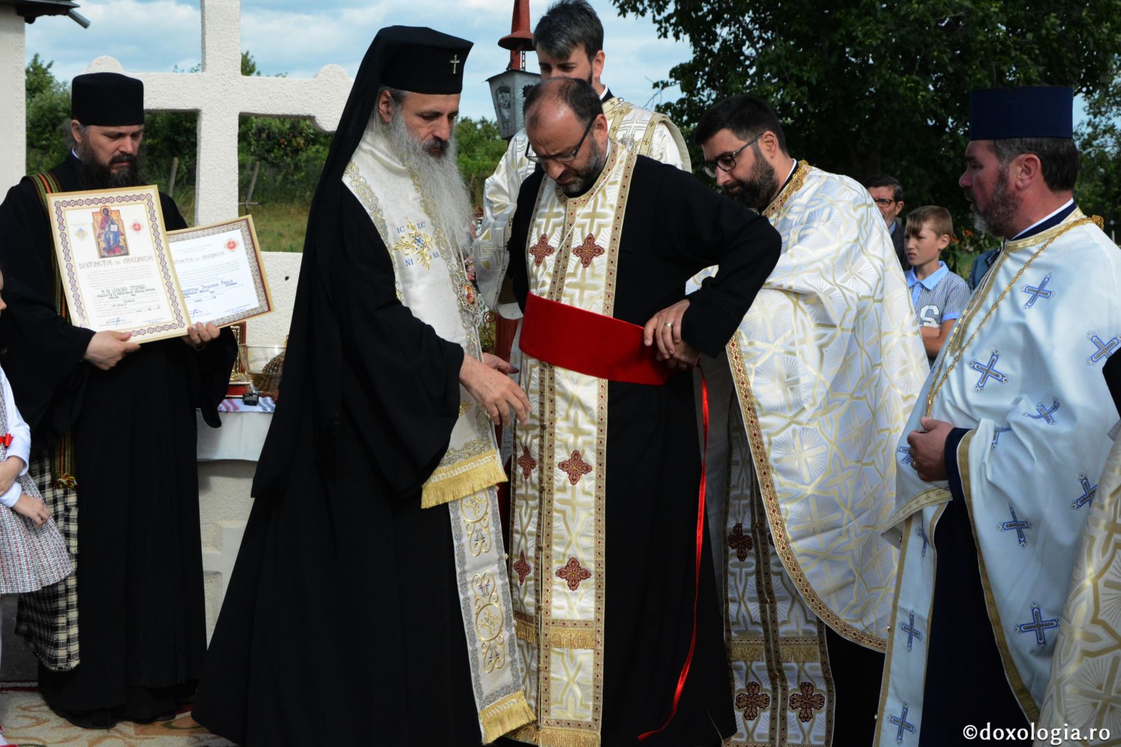 Părintele Mitropolit Teofan la hramul Mănăstirii Lacuri: „Ca o prelungire a Sfinților Apostoli Petru și Pavel, viața noastră cuprine momente de înălțime duhovnicească”