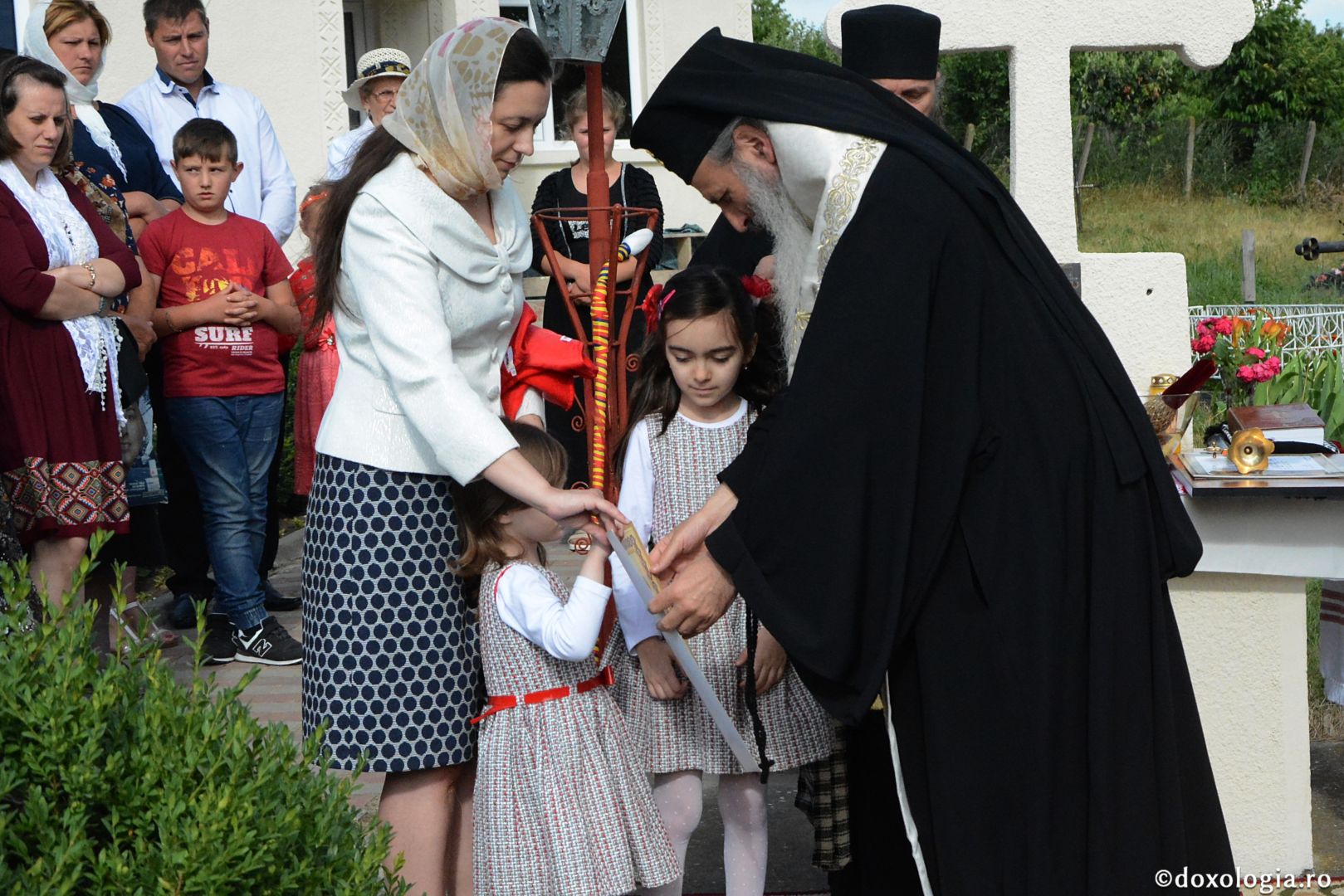 Părintele Mitropolit Teofan la hramul Mănăstirii Lacuri: „Ca o prelungire a Sfinților Apostoli Petru și Pavel, viața noastră cuprine momente de înălțime duhovnicească”