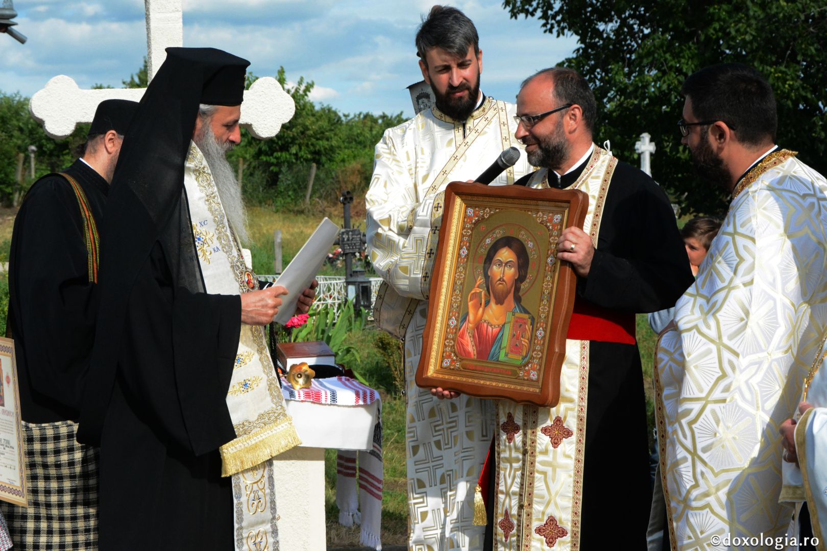 Părintele Mitropolit Teofan la hramul Mănăstirii Lacuri: „Ca o prelungire a Sfinților Apostoli Petru și Pavel, viața noastră cuprine momente de înălțime duhovnicească”