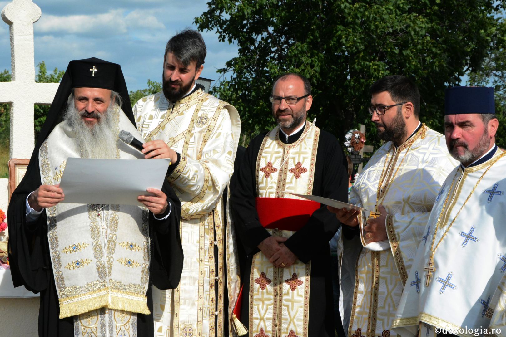 Părintele Mitropolit Teofan la hramul Mănăstirii Lacuri: „Ca o prelungire a Sfinților Apostoli Petru și Pavel, viața noastră cuprine momente de înălțime duhovnicească”