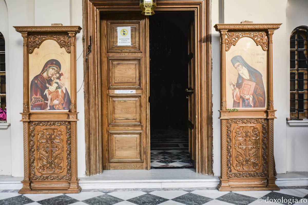 Intrarea în biserica mare / Foto: Bogdan Zamfirescu Mănăstirea „Sfântul Nicodim Aghioritul” – Goumenissa, Grecia